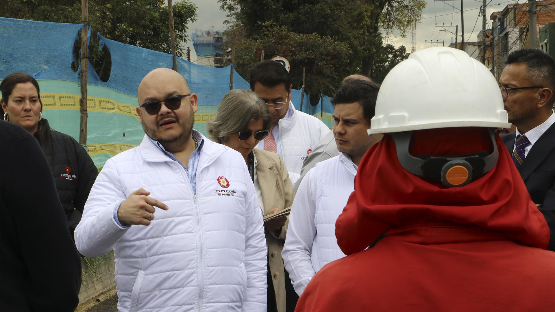 Con los equipos de Participación Ciudadana y Educación, liderados por el contralor auxiliar Javier Reyes, revisamos las obras de los colegios Villemar El Carmen y María Josefa Canelones, además de las intervenciones a 13 segmentos viales del barrio Atahualpa. Por supuesto, también escuchamos a la comunidad de esta Localidad.