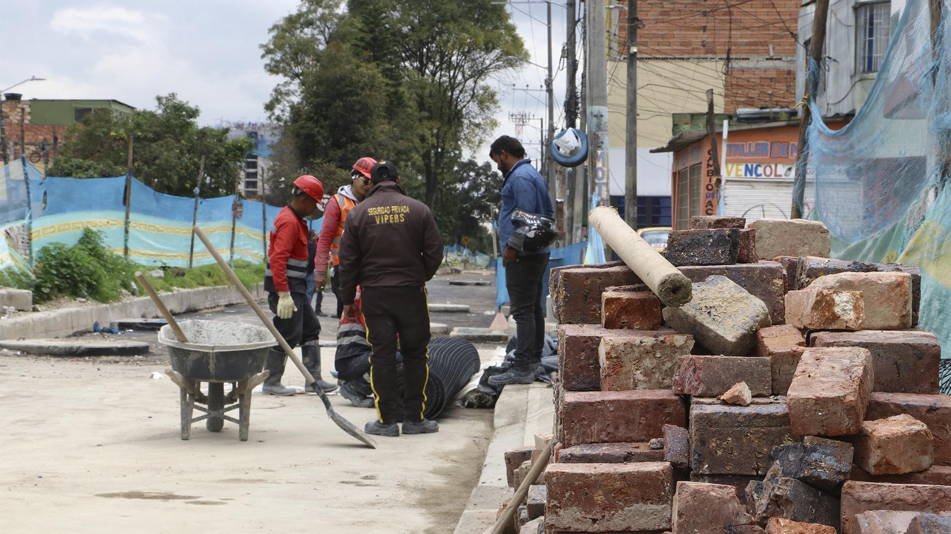 Con los equipos de Participación Ciudadana y Educación, liderados por el contralor auxiliar Javier Reyes, revisamos las obras de los colegios Villemar El Carmen y María Josefa Canelones, además de las intervenciones a 13 segmentos viales del barrio Atahualpa. Por supuesto, también escuchamos a la comunidad de esta Localidad.