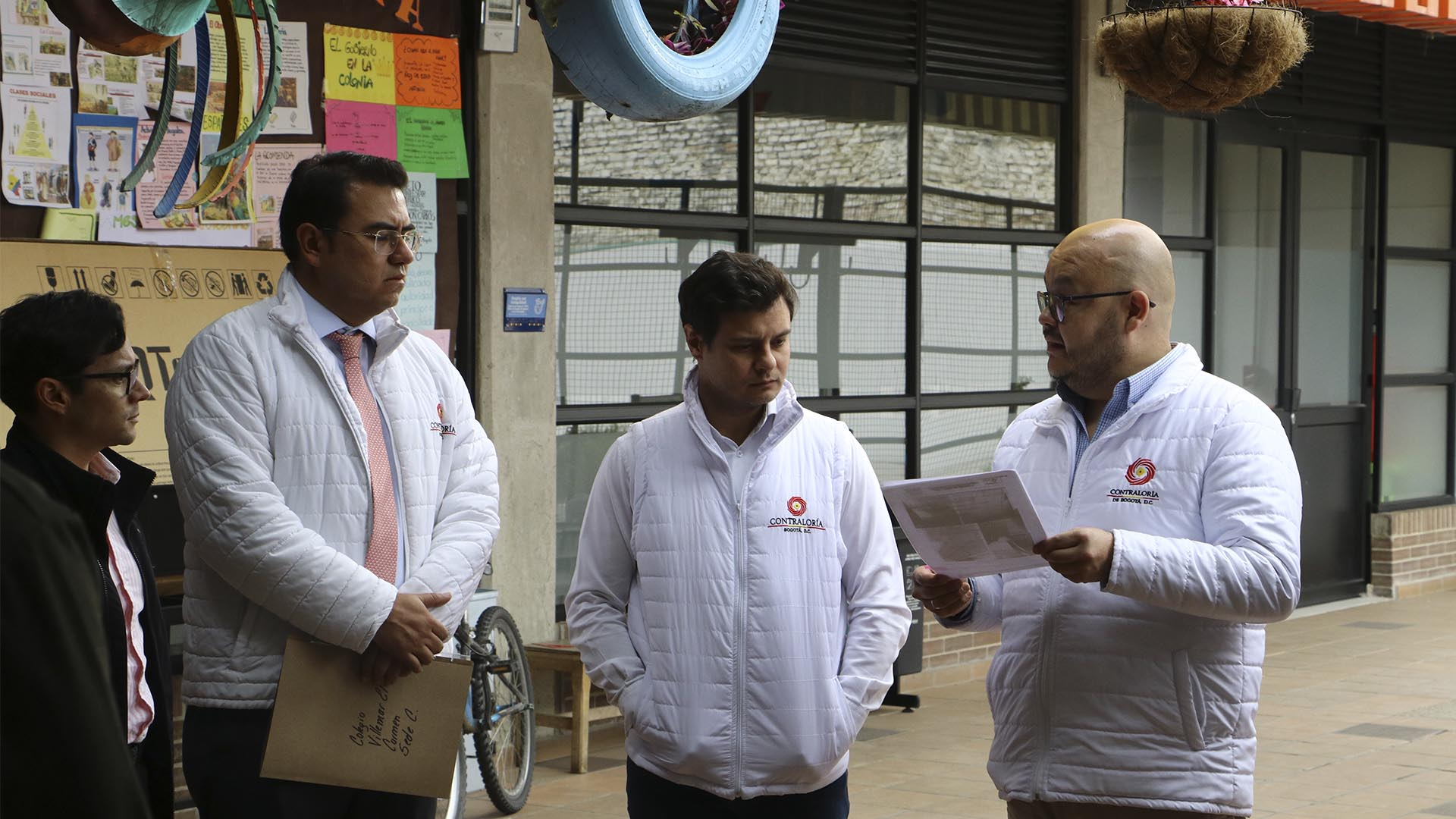 Con los equipos de Participación Ciudadana y Educación, liderados por el contralor auxiliar Javier Reyes, revisamos las obras de los colegios Villemar El Carmen y María Josefa Canelones, además de las intervenciones a 13 segmentos viales del barrio Atahualpa. Por supuesto, también escuchamos a la comunidad de esta Localidad.