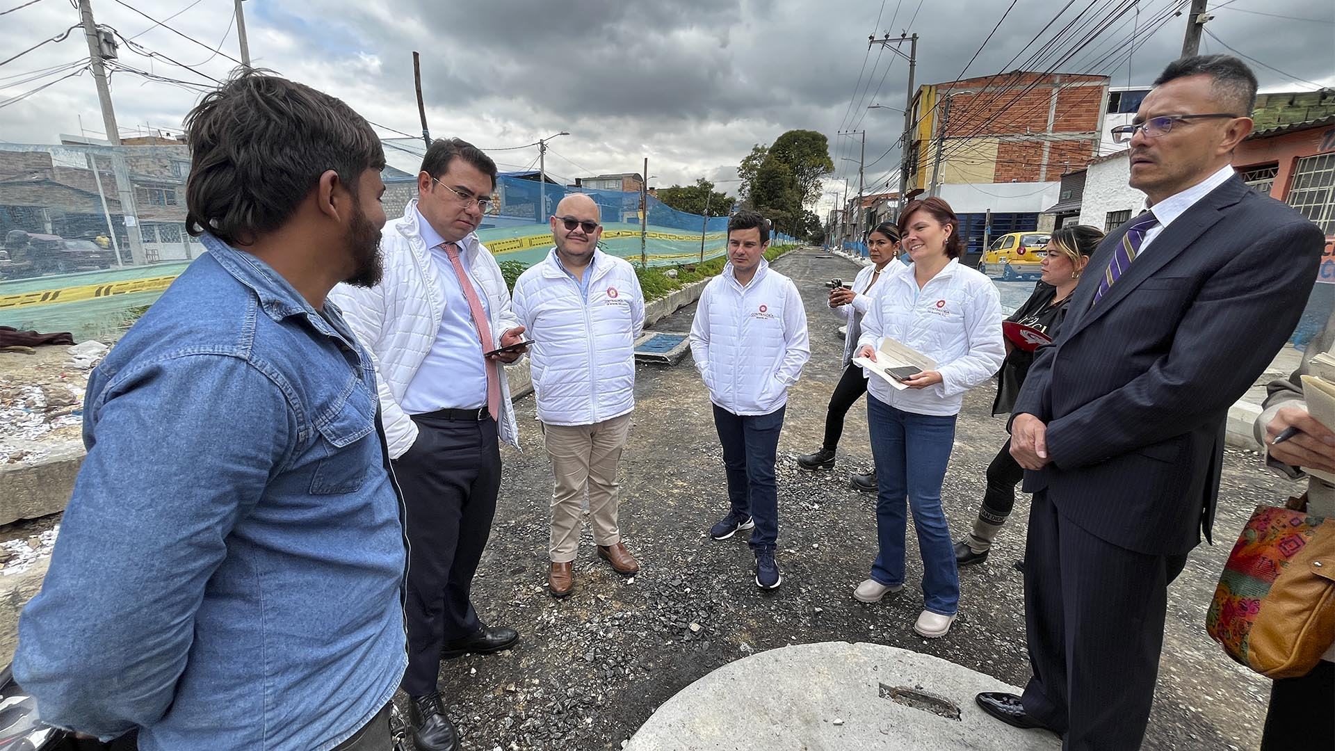 Con los equipos de Participación Ciudadana y Educación, liderados por el contralor auxiliar Javier Reyes, revisamos las obras de los colegios Villemar El Carmen y María Josefa Canelones, además de las intervenciones a 13 segmentos viales del barrio Atahualpa. Por supuesto, también escuchamos a la comunidad de esta Localidad.