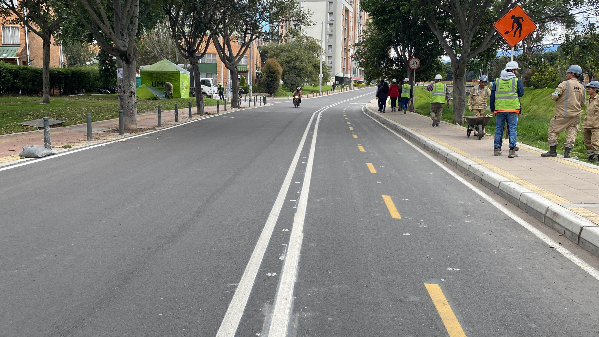 Con el equipo de la Dirección de Movilidad, visitamos las obras que se adelantan en la avenida Laureano Gómez (carrera 9) y el corredor ambiental Canal Córdoba, entre calles 129 y 170.
