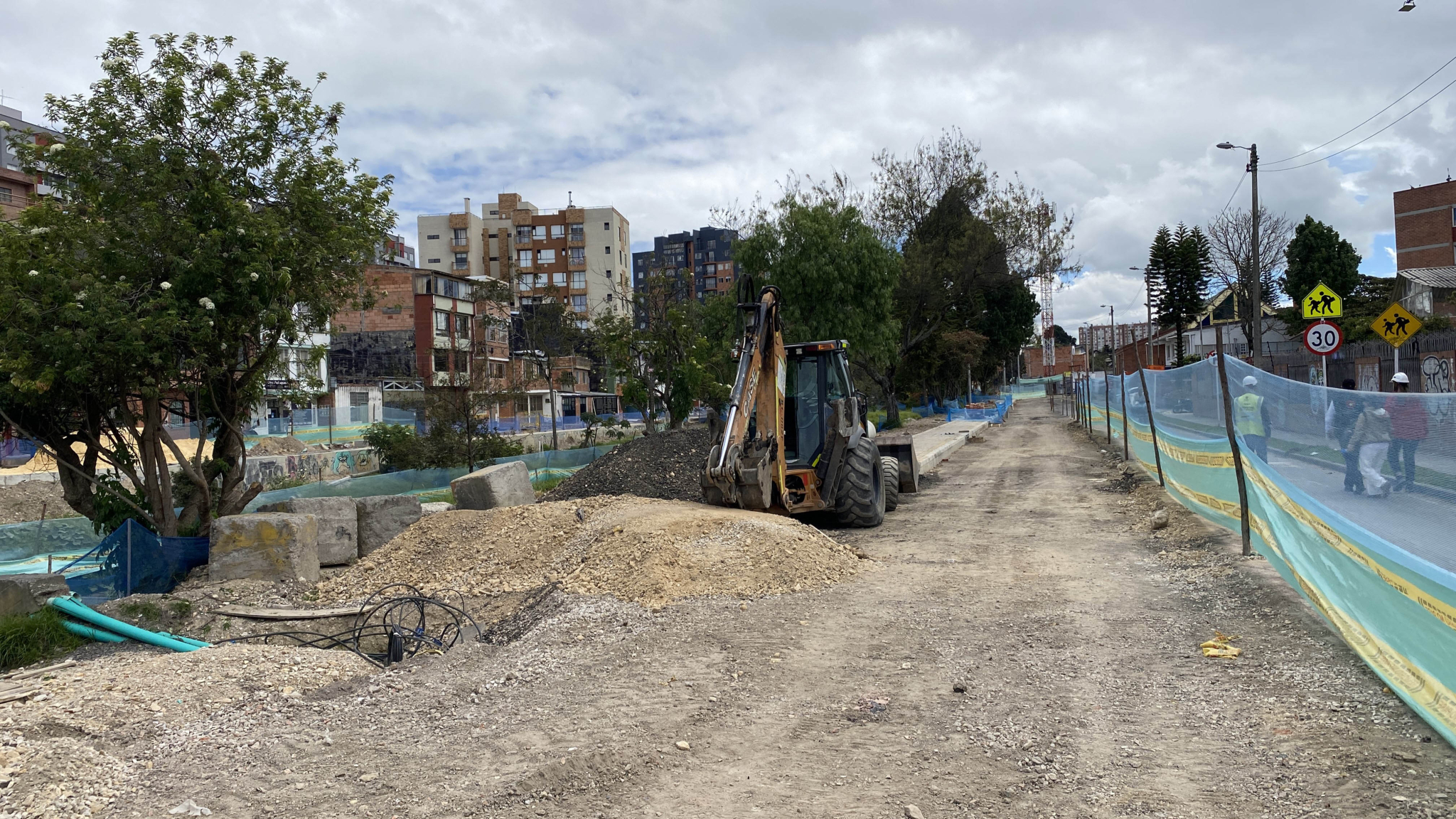 Con el equipo de la Dirección de Movilidad, visitamos las obras que se adelantan en la avenida Laureano Gómez (carrera 9) y el corredor ambiental Canal Córdoba, entre calles 129 y 170.