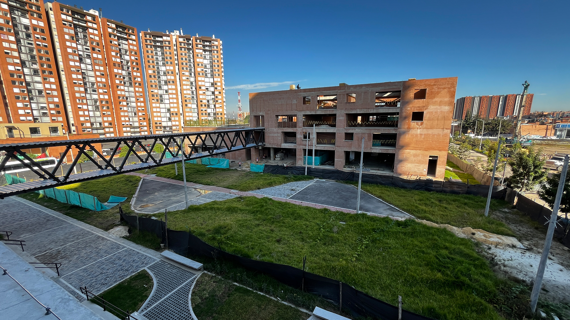 Con los equipos de las distintas sectoriales de la Contraloría de Bogotá, recorrimos 20 instituciones educativas para verificar los avances en sus construcciones, o correcta ejecución en obras de mejoramiento.