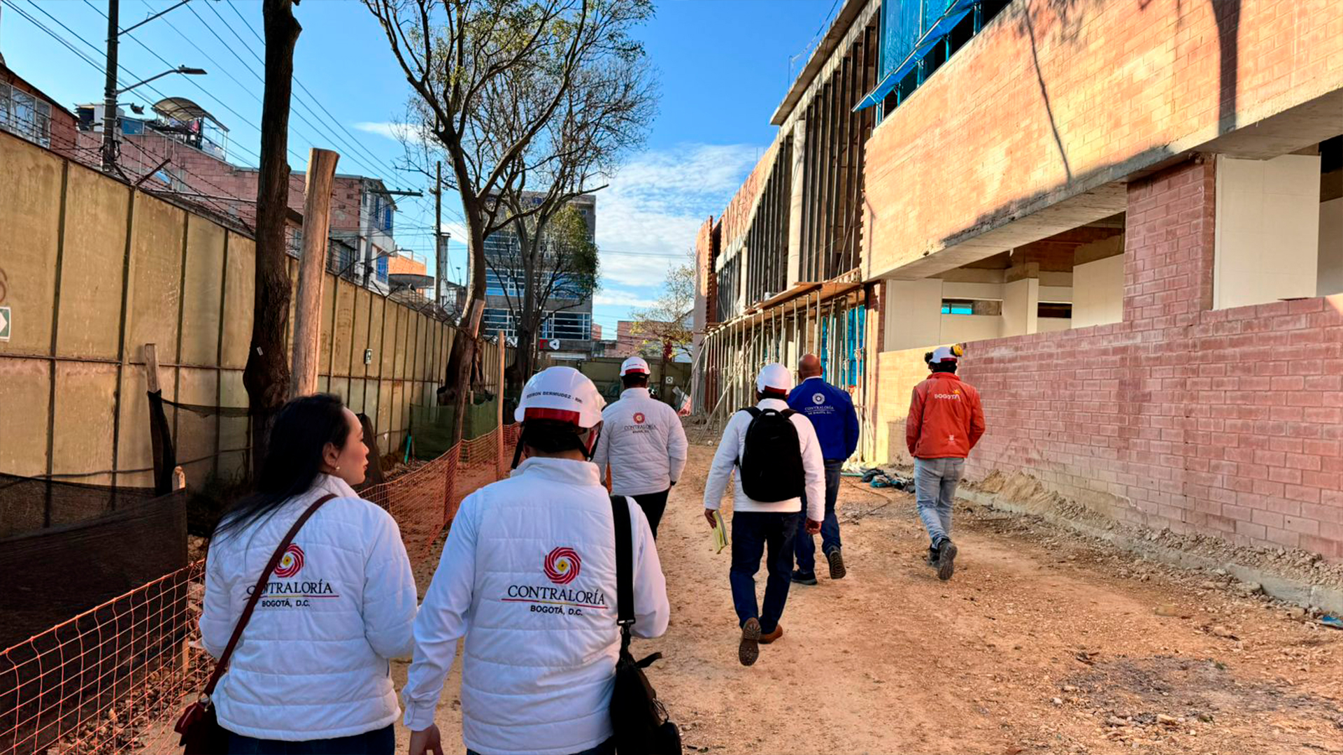 Con los equipos de las distintas sectoriales de la Contraloría de Bogotá, recorrimos 20 instituciones educativas para verificar los avances en sus construcciones, o correcta ejecución en obras de mejoramiento.