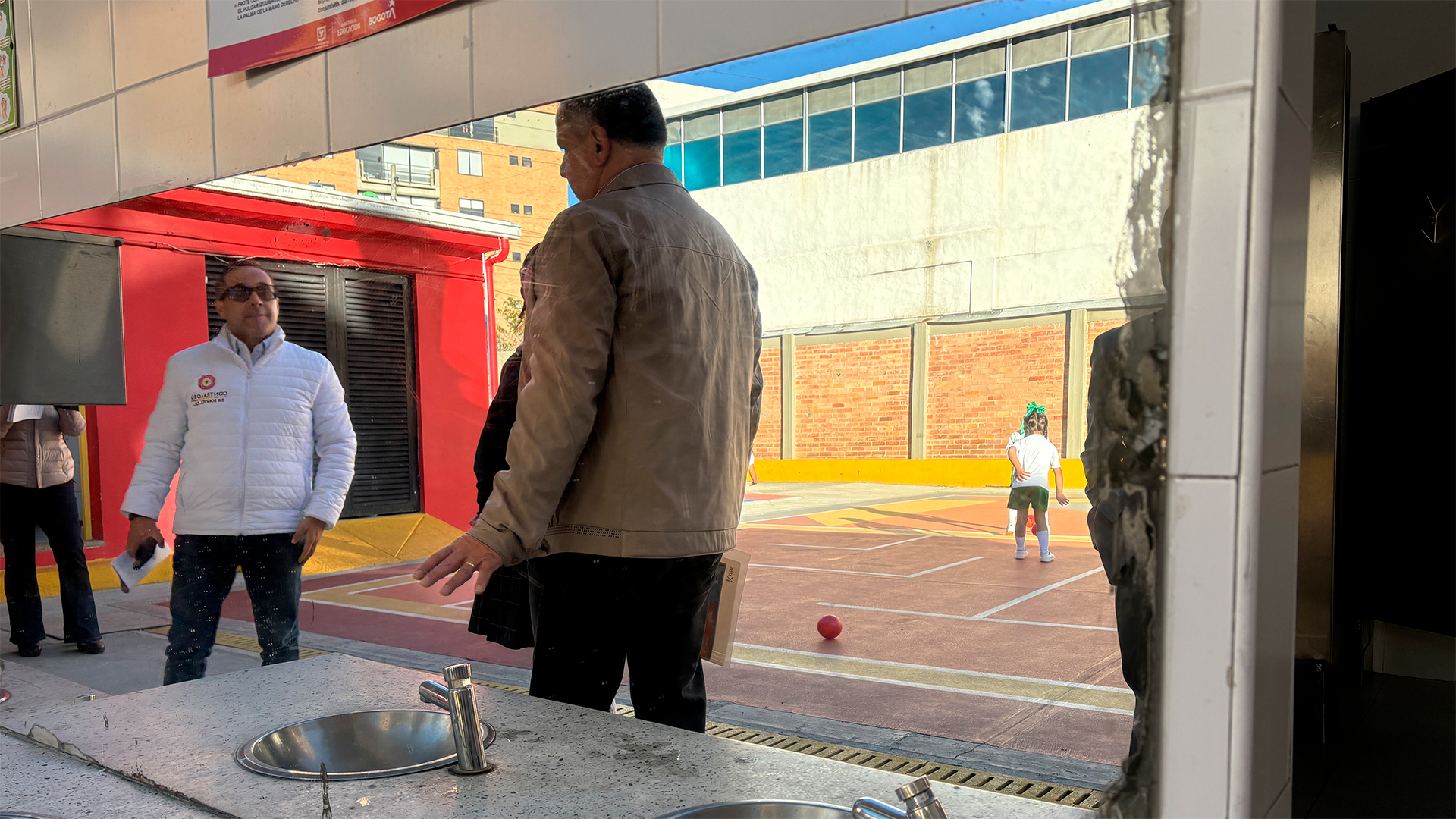 Con los equipos de las distintas sectoriales de la Contraloría de Bogotá, recorrimos 20 instituciones educativas para verificar los avances en sus construcciones, o correcta ejecución en obras de mejoramiento.