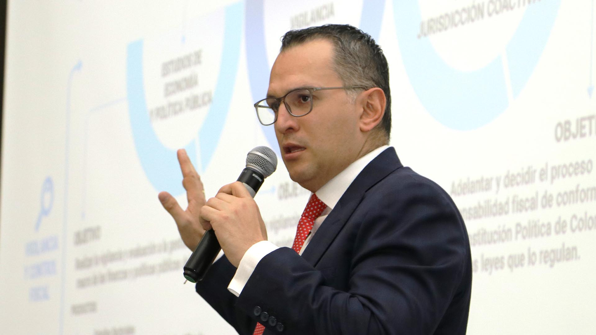 La Contraloría de Bogotá adelantó una jornada de trabajo (la primera) con los 20 nuevos alcaldes y alcaldesas locales, en la que se firmó un 'Pacto por la Transparencia', se habló del cuidado que debe tenerse en la contratación y también de la importancia que tiene el control fiscal.