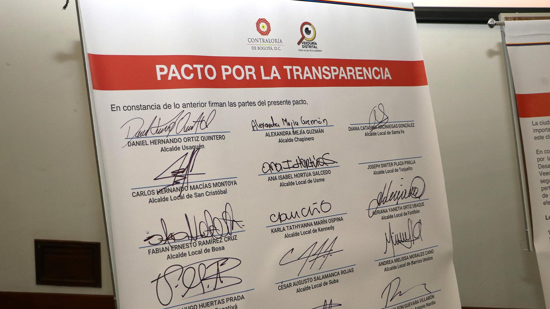 La Contraloría de Bogotá adelantó una jornada de trabajo (la primera) con los 20 nuevos alcaldes y alcaldesas locales, en la que se firmó un 'Pacto por la Transparencia', se habló del cuidado que debe tenerse en la contratación y también de la importancia que tiene el control fiscal.