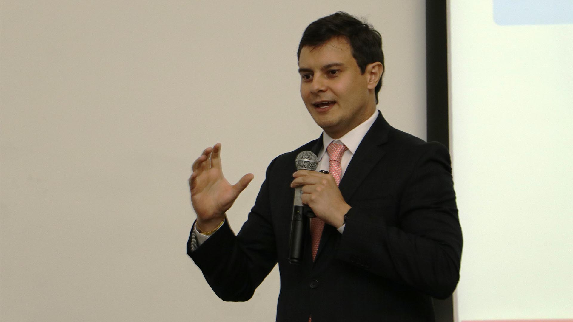 La Contraloría de Bogotá adelantó una jornada de trabajo (la primera) con los 20 nuevos alcaldes y alcaldesas locales, en la que se firmó un 'Pacto por la Transparencia', se habló del cuidado que debe tenerse en la contratación y también de la importancia que tiene el control fiscal.