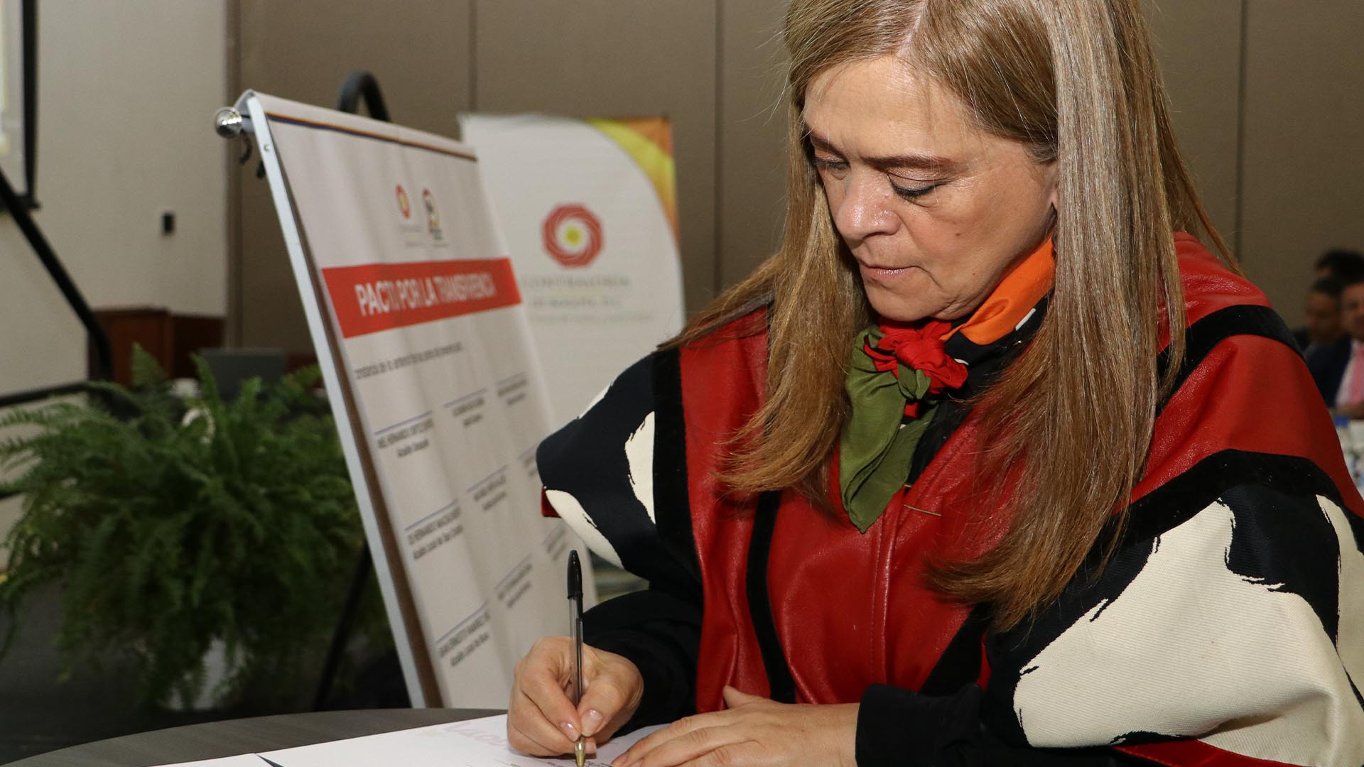 La Contraloría de Bogotá adelantó una jornada de trabajo (la primera) con los 20 nuevos alcaldes y alcaldesas locales, en la que se firmó un 'Pacto por la Transparencia', se habló del cuidado que debe tenerse en la contratación y también de la importancia que tiene el control fiscal.