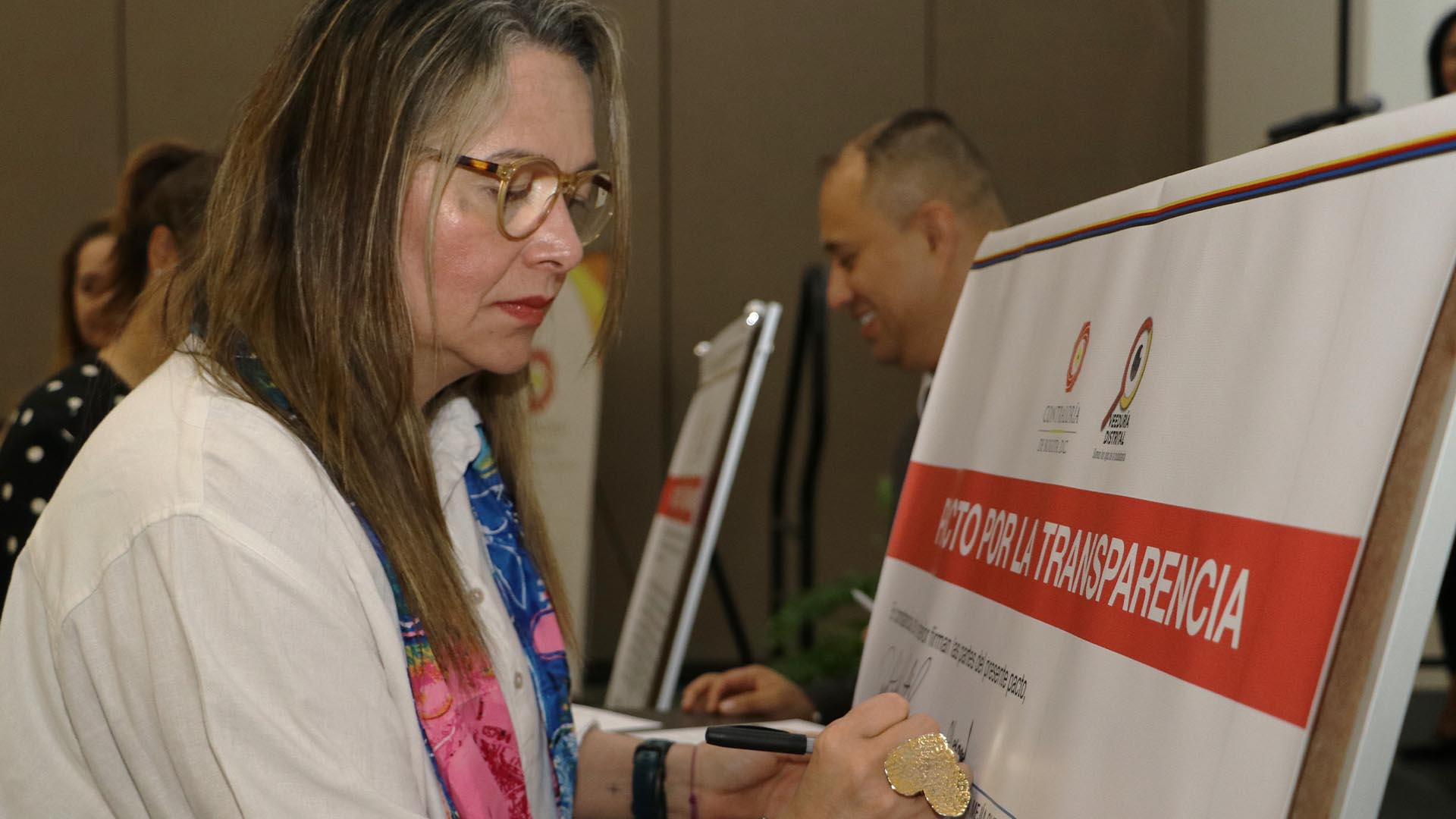 La Contraloría de Bogotá adelantó una jornada de trabajo (la primera) con los 20 nuevos alcaldes y alcaldesas locales, en la que se firmó un 'Pacto por la Transparencia', se habló del cuidado que debe tenerse en la contratación y también de la importancia que tiene el control fiscal.