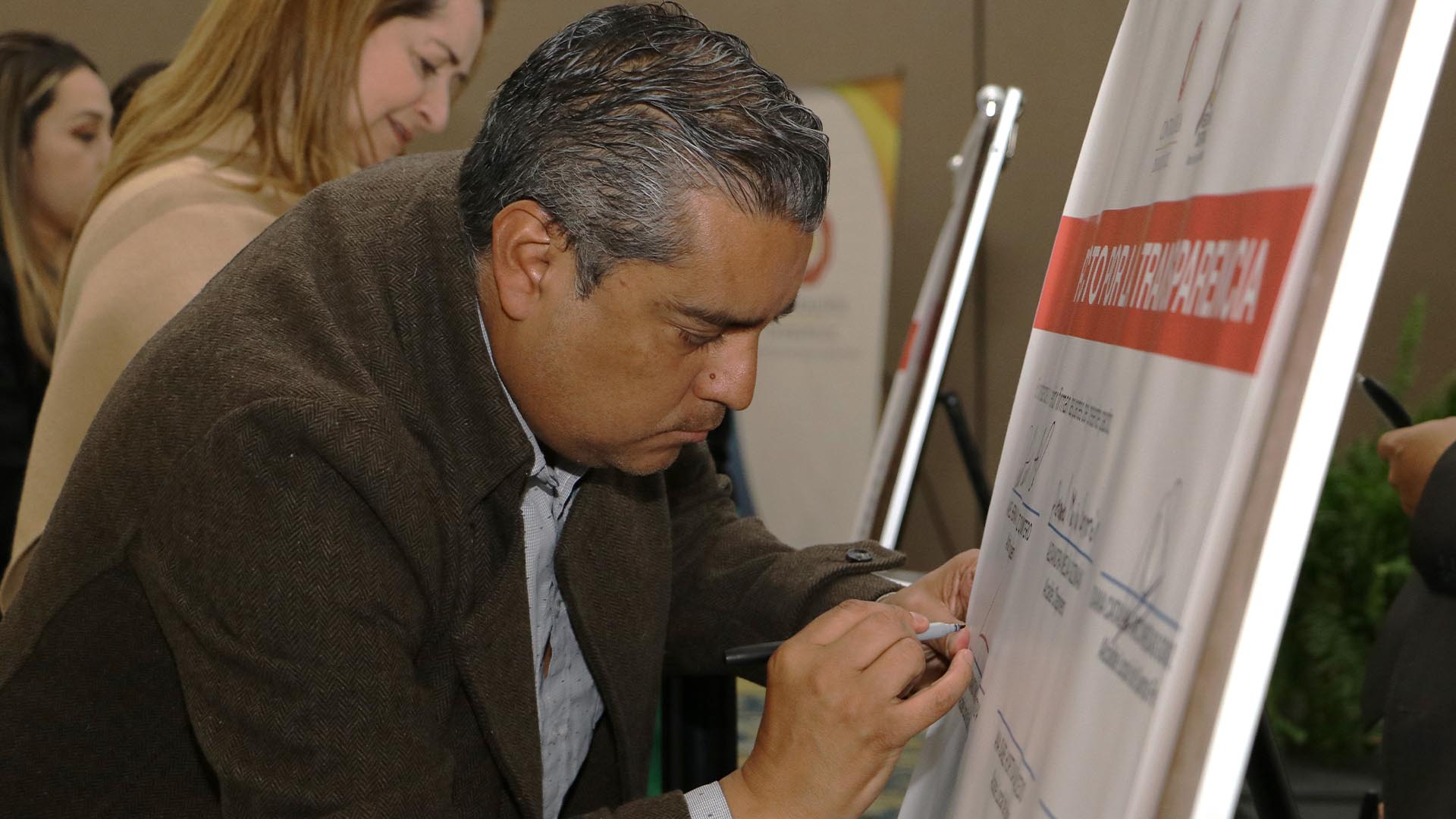 La Contraloría de Bogotá adelantó una jornada de trabajo (la primera) con los 20 nuevos alcaldes y alcaldesas locales, en la que se firmó un 'Pacto por la Transparencia', se habló del cuidado que debe tenerse en la contratación y también de la importancia que tiene el control fiscal.