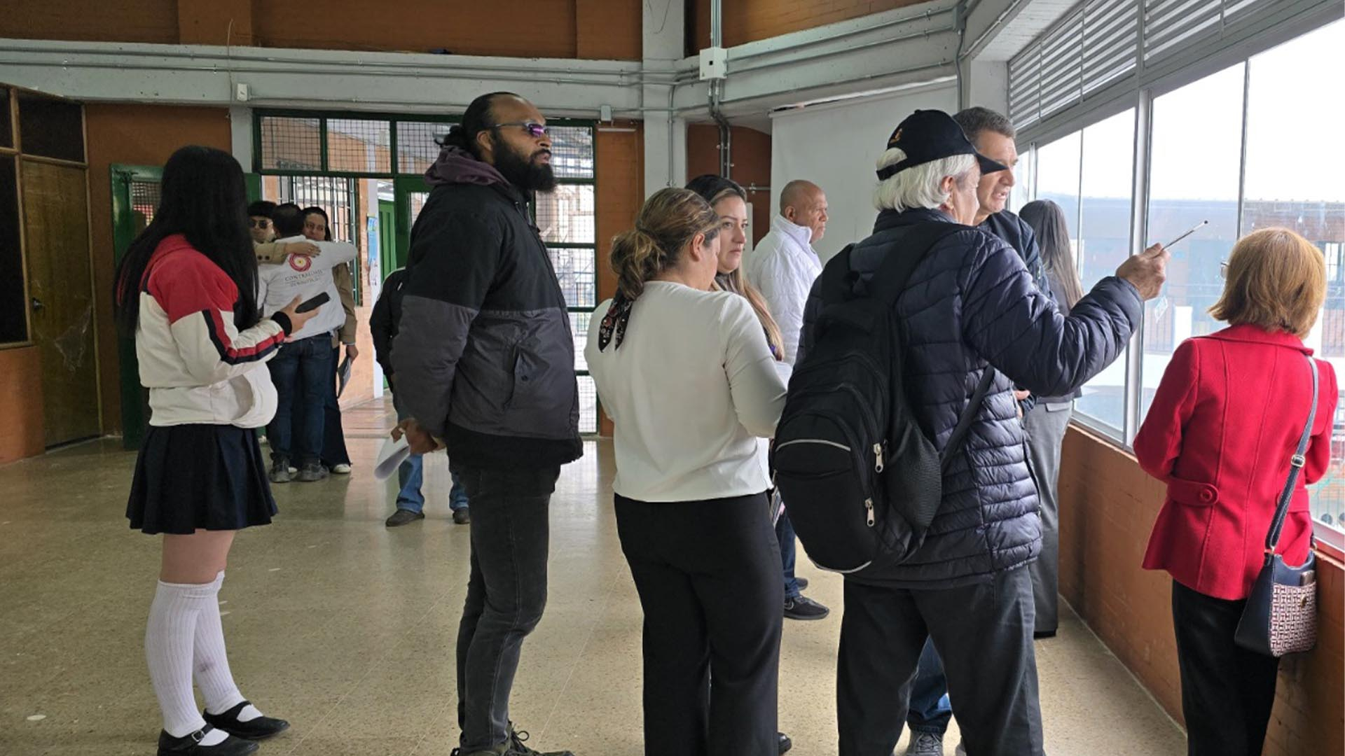 Durante un recorrido realizado por la Contraloría, se visitó el Colegio Distrital Campestre Monteverde donde se socializaron las problemáticas más sentidas de la comunidad estudiantil, y posteriormente se visitaron obras de andenes y malla vial.