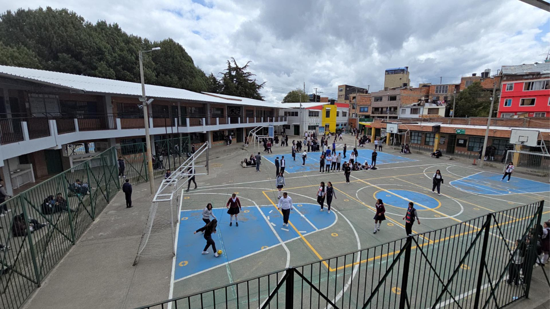 Durante un recorrido realizado por la Contraloría, se visitó el Colegio Distrital Campestre Monteverde donde se socializaron las problemáticas más sentidas de la comunidad estudiantil, y posteriormente se visitaron obras de andenes y malla vial.