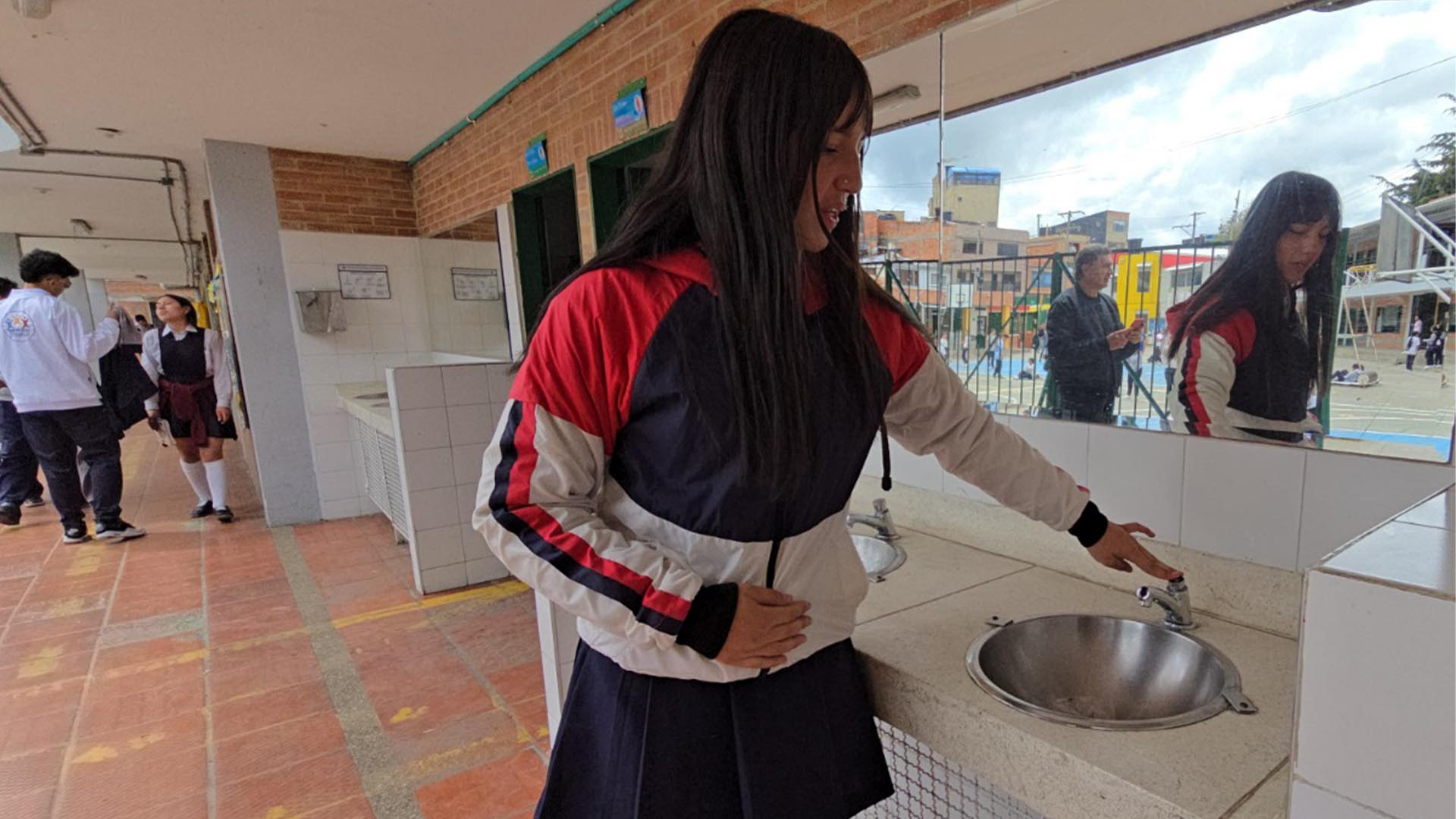 Durante un recorrido realizado por la Contraloría, se visitó el Colegio Distrital Campestre Monteverde donde se socializaron las problemáticas más sentidas de la comunidad estudiantil, y posteriormente se visitaron obras de andenes y malla vial.