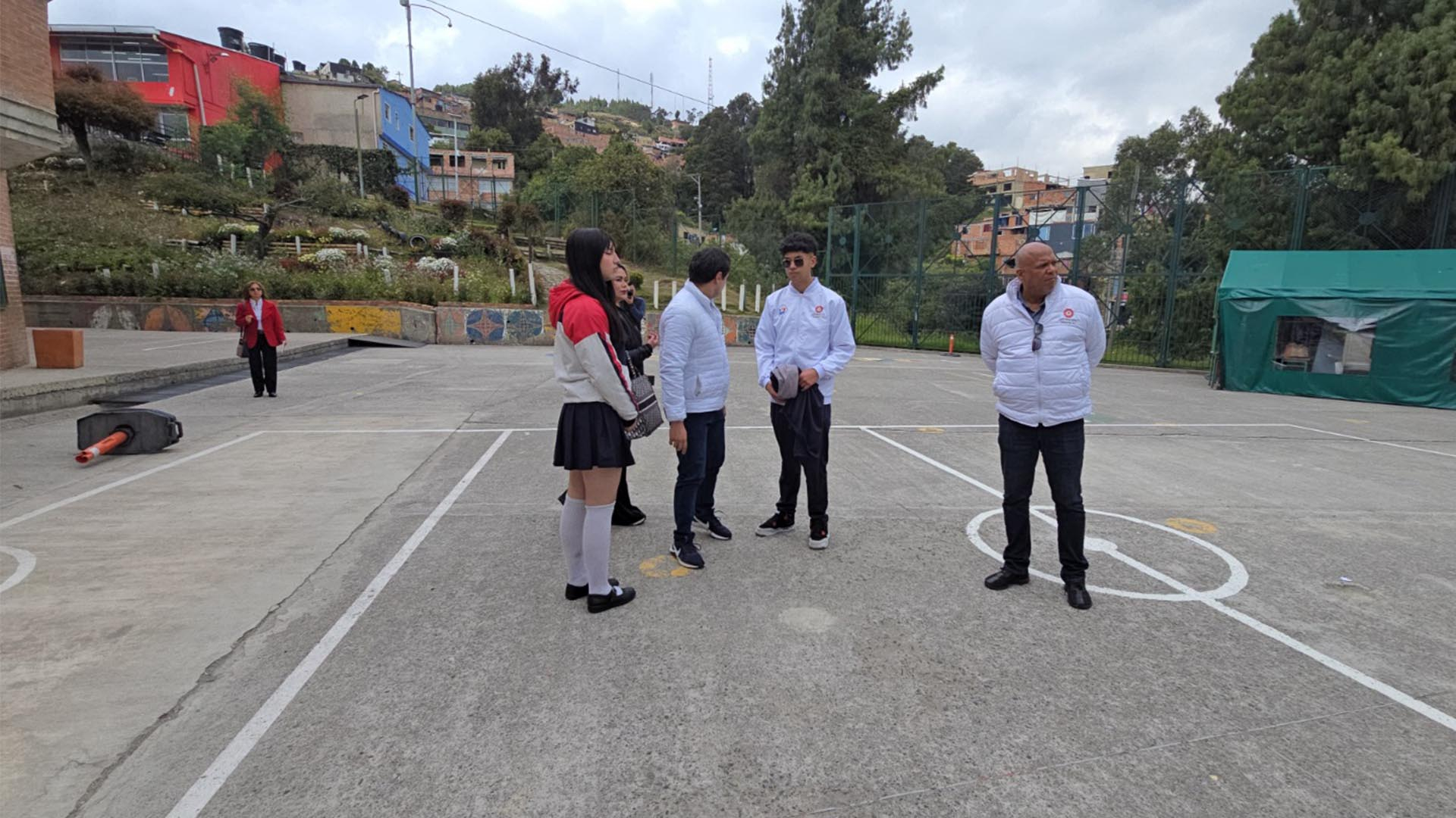 Durante un recorrido realizado por la Contraloría, se visitó el Colegio Distrital Campestre Monteverde donde se socializaron las problemáticas más sentidas de la comunidad estudiantil, y posteriormente se visitaron obras de andenes y malla vial.