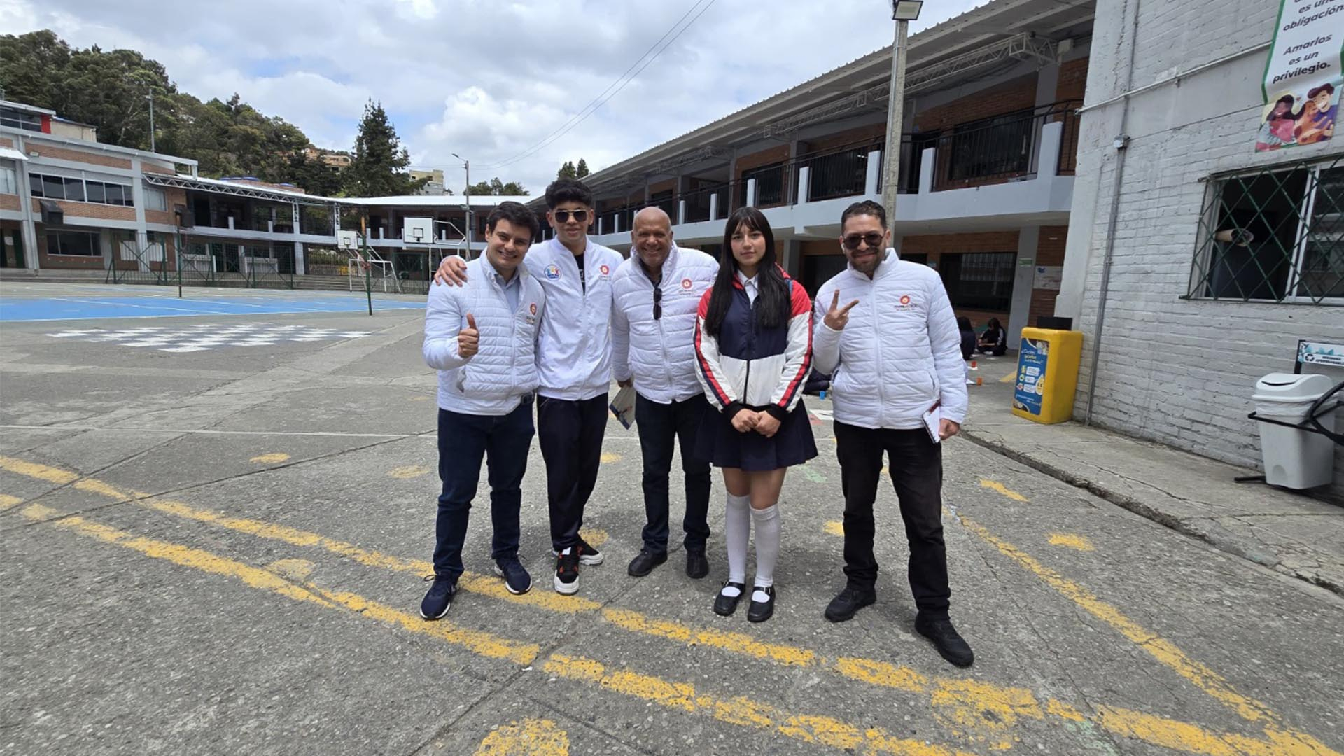 Durante un recorrido realizado por la Contraloría, se visitó el Colegio Distrital Campestre Monteverde donde se socializaron las problemáticas más sentidas de la comunidad estudiantil, y posteriormente se visitaron obras de andenes y malla vial.