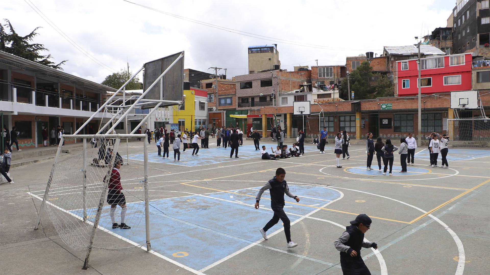 Durante un recorrido realizado por la Contraloría, se visitó el Colegio Distrital Campestre Monteverde donde se socializaron las problemáticas más sentidas de la comunidad estudiantil, y posteriormente se visitaron obras de andenes y malla vial.
