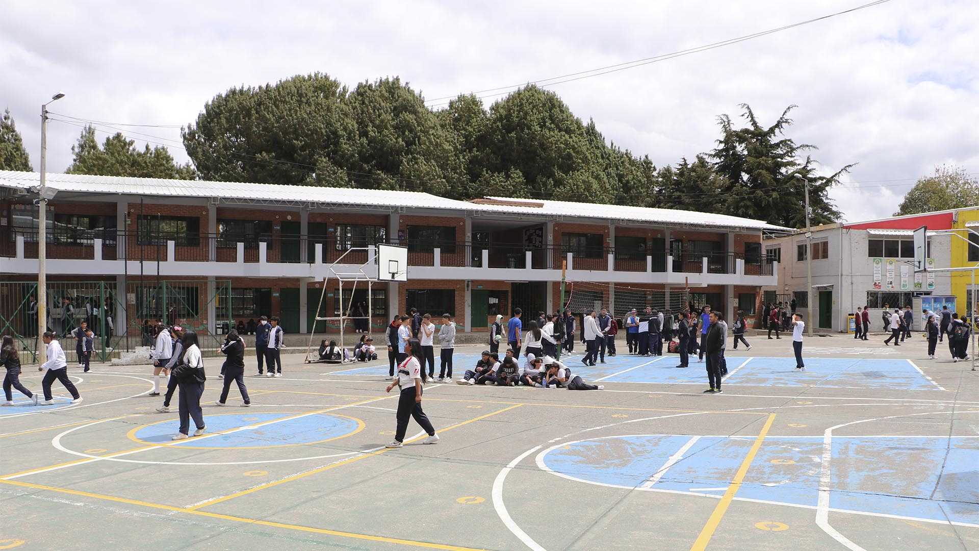 Durante un recorrido realizado por la Contraloría, se visitó el Colegio Distrital Campestre Monteverde donde se socializaron las problemáticas más sentidas de la comunidad estudiantil, y posteriormente se visitaron obras de andenes y malla vial.