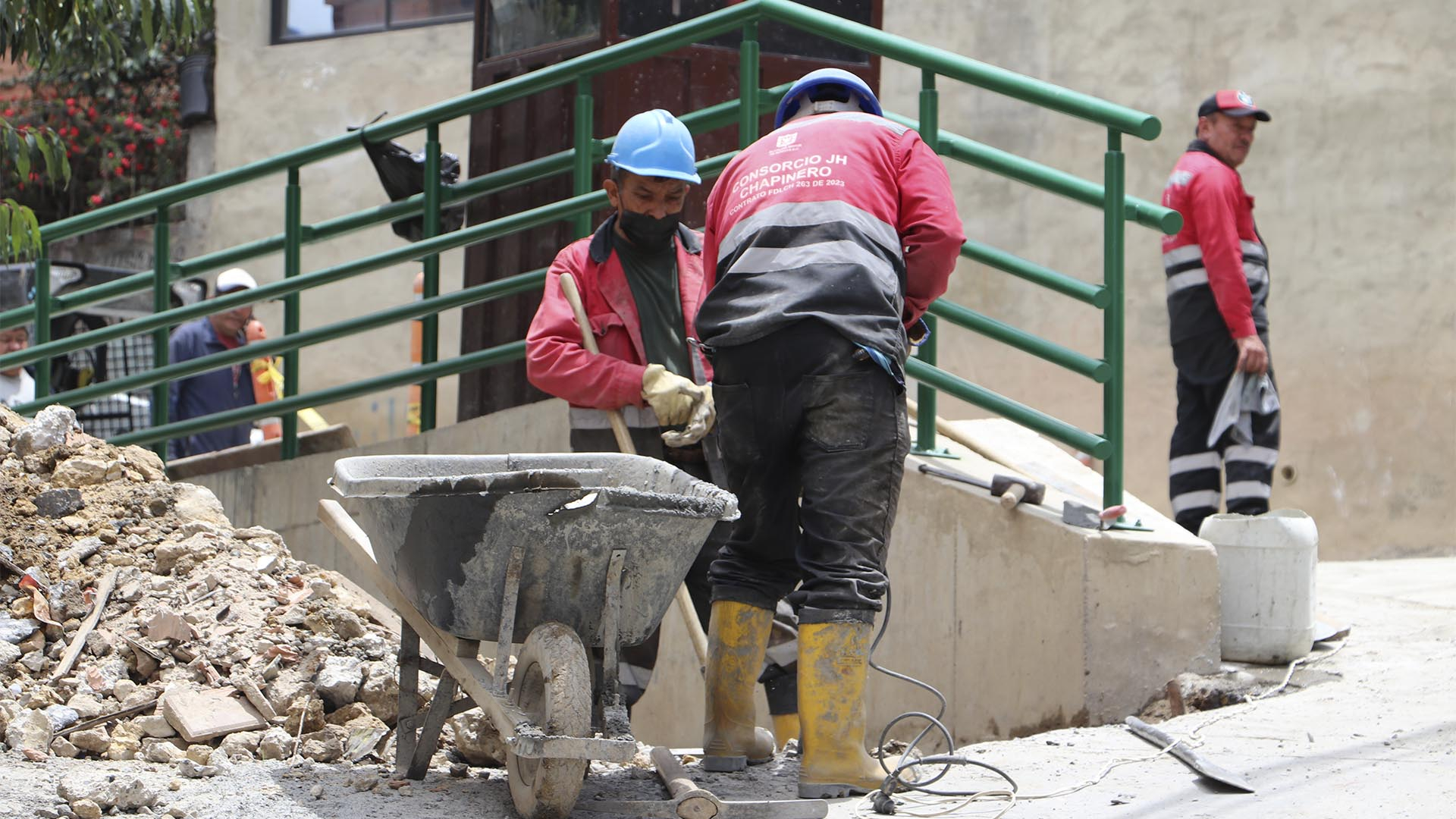 Durante un recorrido realizado por la Contraloría, se visitó el Colegio Distrital Campestre Monteverde donde se socializaron las problemáticas más sentidas de la comunidad estudiantil, y posteriormente se visitaron obras de andenes y malla vial.