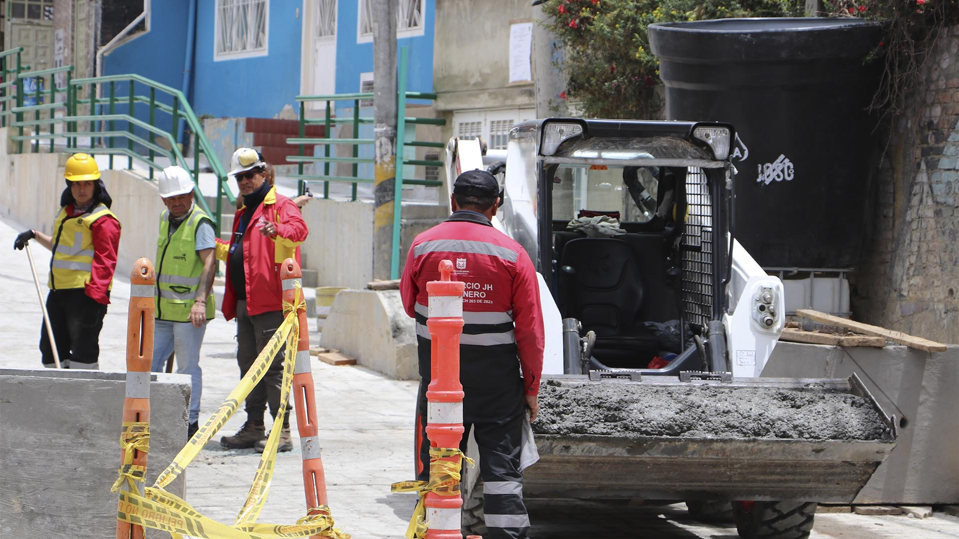 Durante un recorrido realizado por la Contraloría, se visitó el Colegio Distrital Campestre Monteverde donde se socializaron las problemáticas más sentidas de la comunidad estudiantil, y posteriormente se visitaron obras de andenes y malla vial.