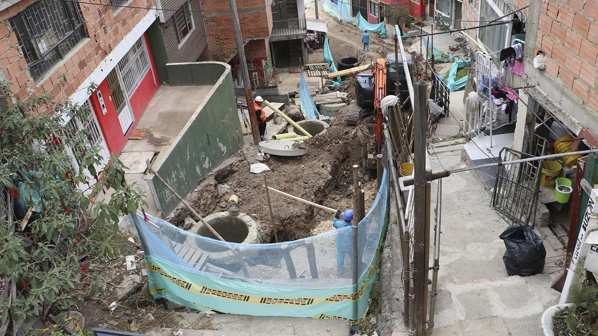 Durante un recorrido realizado por la Contraloría, se visitó el Colegio Distrital Campestre Monteverde donde se socializaron las problemáticas más sentidas de la comunidad estudiantil, y posteriormente se visitaron obras de andenes y malla vial.