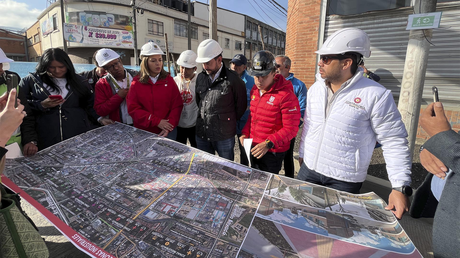 La Contraloría de Bogotá a través de la Dirección Sectorial de Movilidad, realizó un recorrido por las obras de valorización en la Zona Industrial de Puente Aranda, supervisadas por una Comisión Accidental, integrada por 7 Concejales de Bogotá.