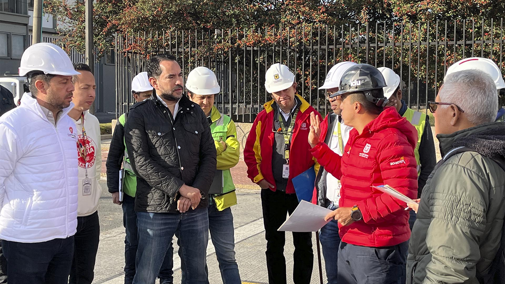 La Contraloría de Bogotá a través de la Dirección Sectorial de Movilidad, realizó un recorrido por las obras de valorización en la Zona Industrial de Puente Aranda, supervisadas por una Comisión Accidental, integrada por 7 Concejales de Bogotá.