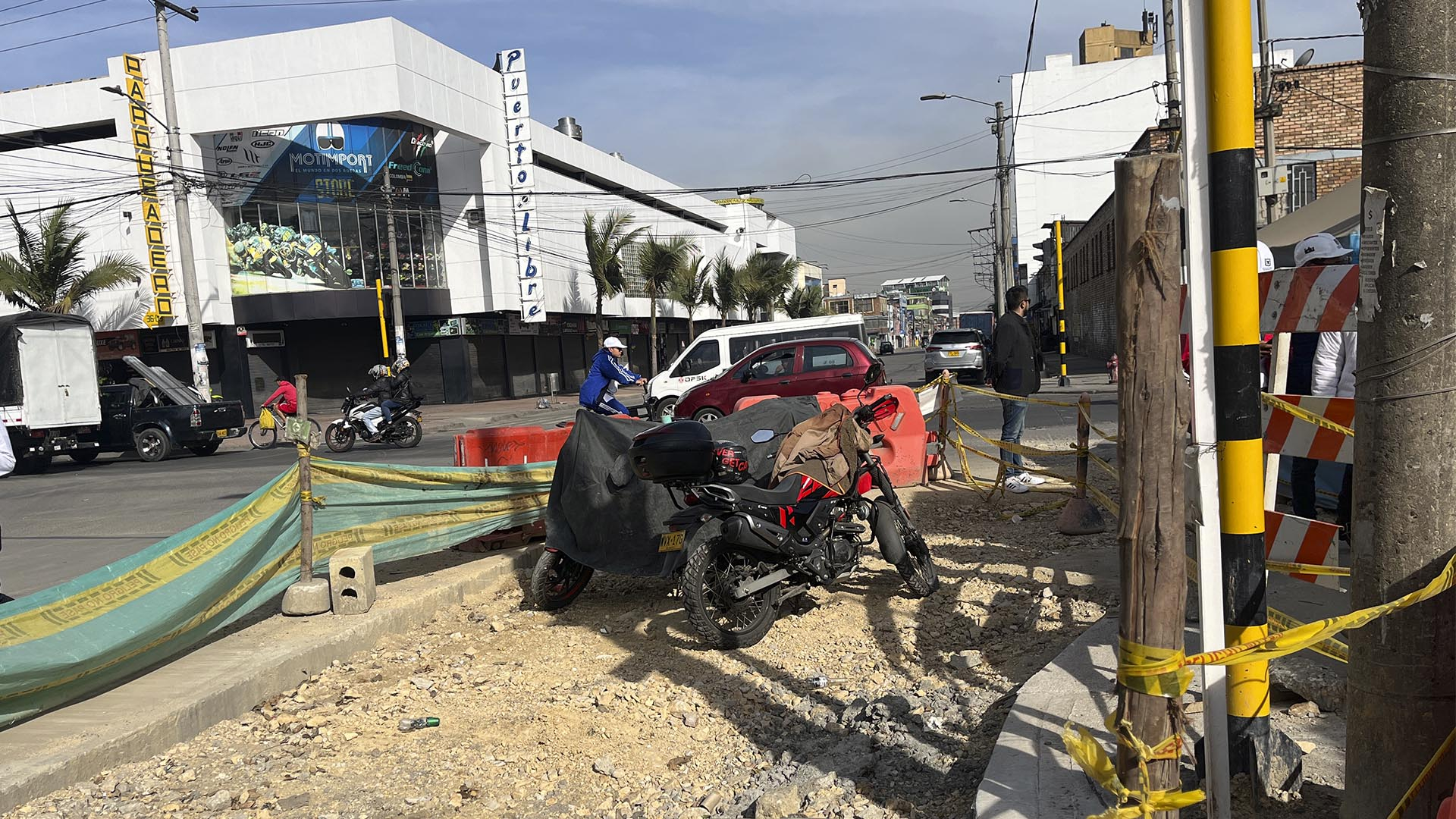 La Contraloría de Bogotá a través de la Dirección Sectorial de Movilidad, realizó un recorrido por las obras de valorización en la Zona Industrial de Puente Aranda, supervisadas por una Comisión Accidental, integrada por 7 Concejales de Bogotá.