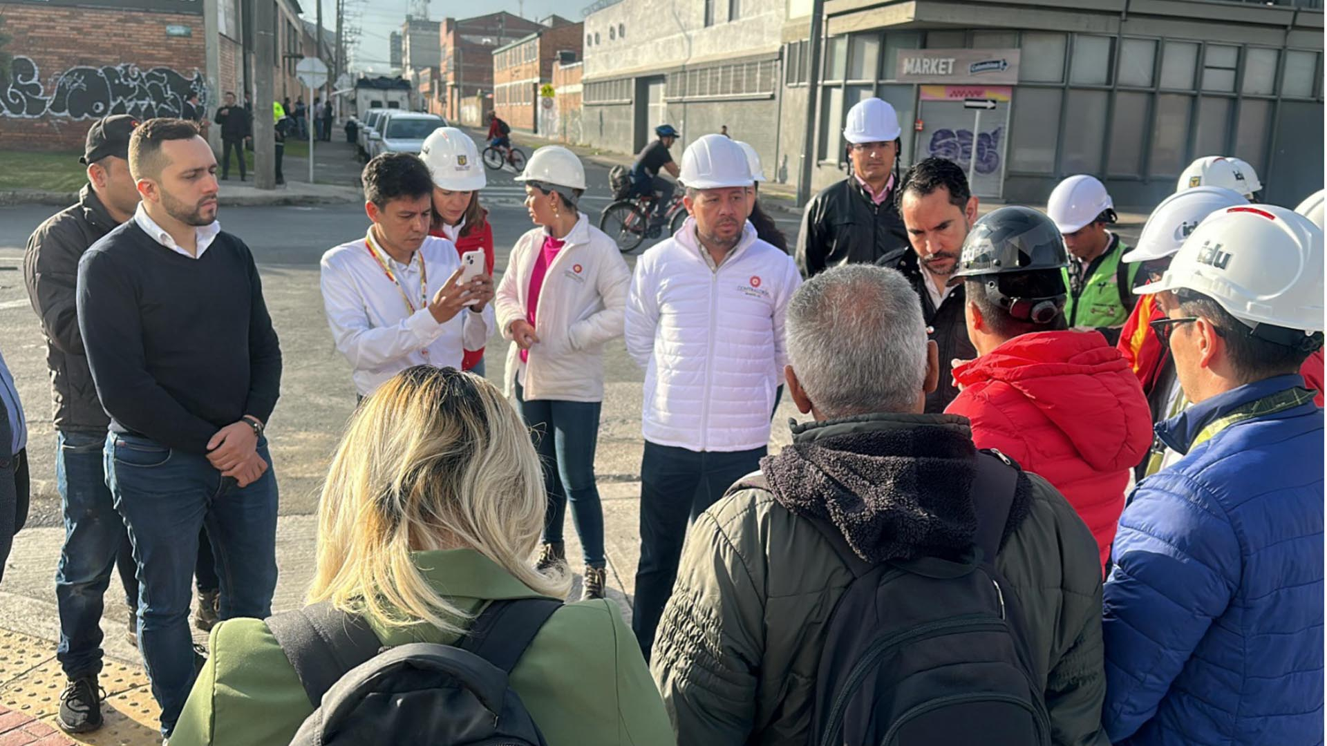 La Contraloría de Bogotá a través de la Dirección Sectorial de Movilidad, realizó un recorrido por las obras de valorización en la Zona Industrial de Puente Aranda, supervisadas por una Comisión Accidental, integrada por 7 Concejales de Bogotá.