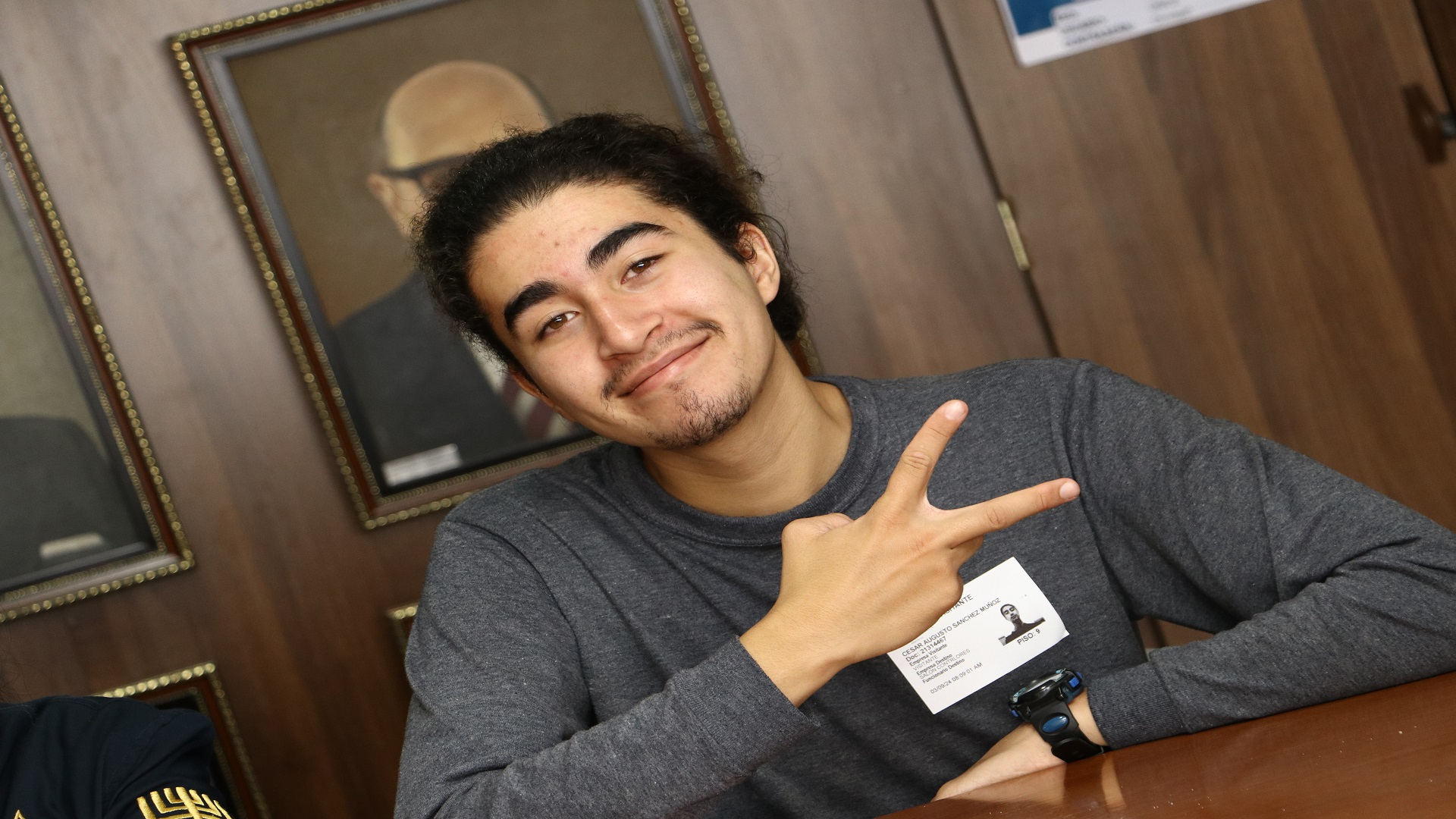 Una jornada de trabajo con los Contralores Estudiantiles se realizó en la Contraloría para revisar temas como infraestructura educativa, Programa de Alimentación Escolar PAE, y seguridad en los entornos escolares.   El Contralor, Julián Mauricio Ruiz, junto con los equipos de Participación Ciudadana y de Educación, lideró la reunión, en la que además se hizo entrega de la chaqueta que identifica a los jóvenes como Contralores Estudiantiles.