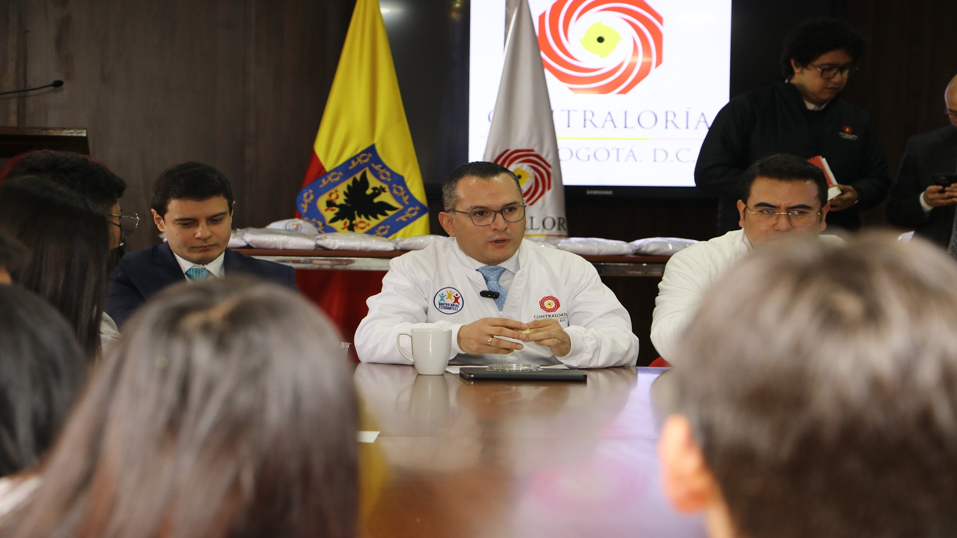 Una jornada de trabajo con los Contralores Estudiantiles se realizó en la Contraloría para revisar temas como infraestructura educativa, Programa de Alimentación Escolar PAE, y seguridad en los entornos escolares.   El Contralor, Julián Mauricio Ruiz, junto con los equipos de Participación Ciudadana y de Educación, lideró la reunión, en la que además se hizo entrega de la chaqueta que identifica a los jóvenes como Contralores Estudiantiles.