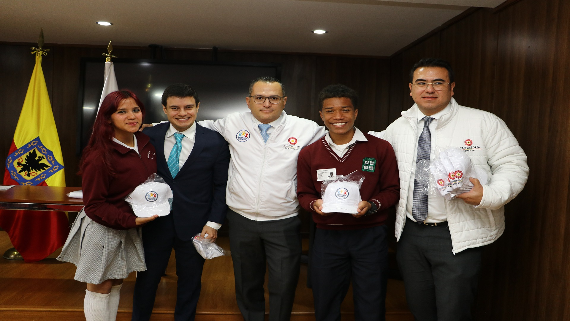 Una jornada de trabajo con los Contralores Estudiantiles se realizó en la Contraloría para revisar temas como infraestructura educativa, Programa de Alimentación Escolar PAE, y seguridad en los entornos escolares.   El Contralor, Julián Mauricio Ruiz, junto con los equipos de Participación Ciudadana y de Educación, lideró la reunión, en la que además se hizo entrega de la chaqueta que identifica a los jóvenes como Contralores Estudiantiles.