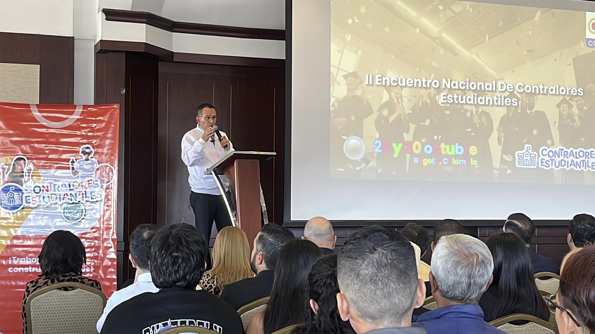 El Contralor de Bogotá, Julián Mauricio Ruiz, participó en el Segundo Encuentro Nacional de Contralores Estudiantiles, en el cual les envió un mensaje de apoyo y de acompañamiento permanente. “Ustedes son los primeros dolientes de los recursos públicos”, dijo el Contralor a los estudiantes de colegios y escuelas públicas.