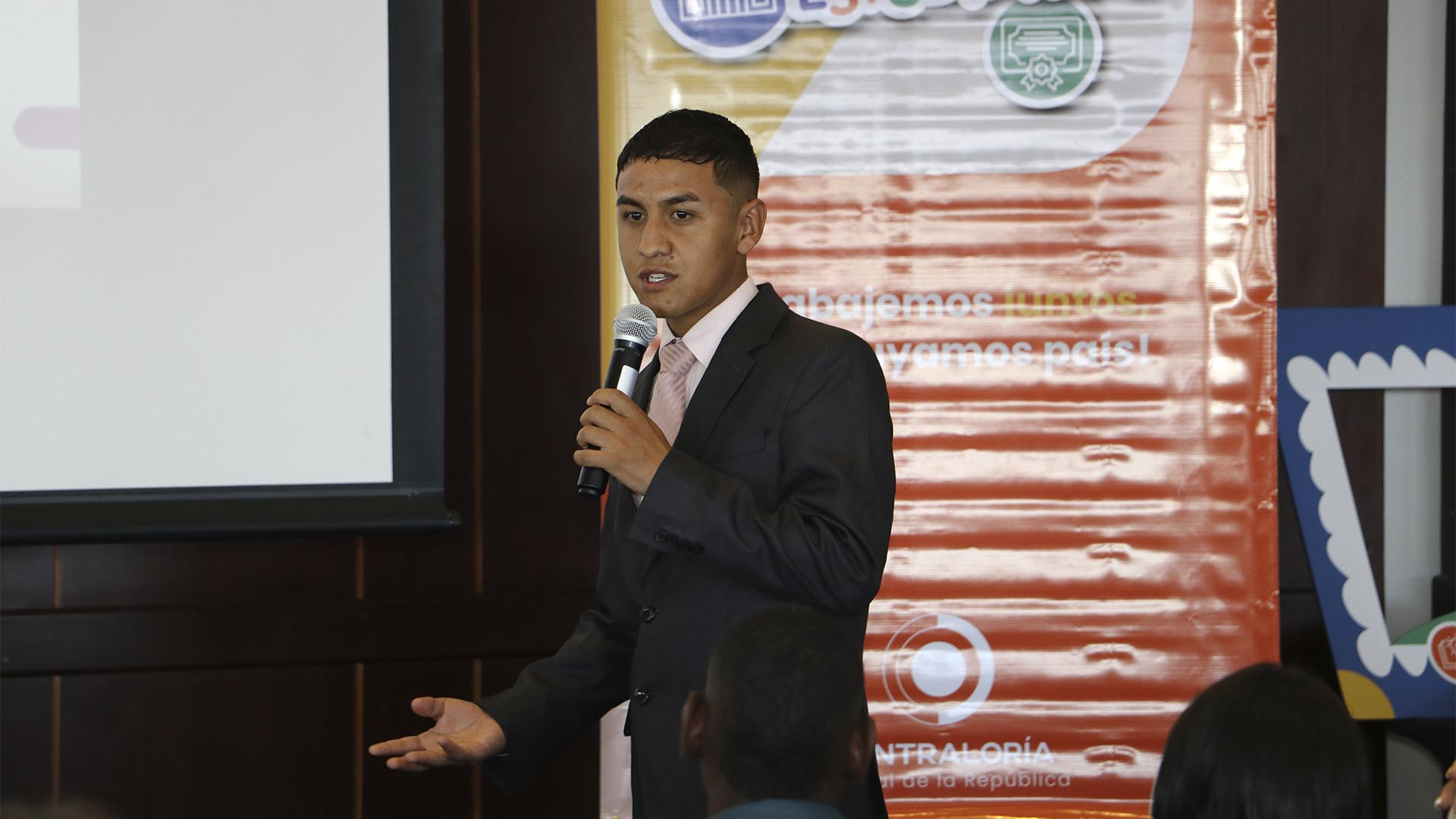 El Contralor de Bogotá, Julián Mauricio Ruiz, participó en el Segundo Encuentro Nacional de Contralores Estudiantiles, en el cual les envió un mensaje de apoyo y de acompañamiento permanente. “Ustedes son los primeros dolientes de los recursos públicos”, dijo el Contralor a los estudiantes de colegios y escuelas públicas.