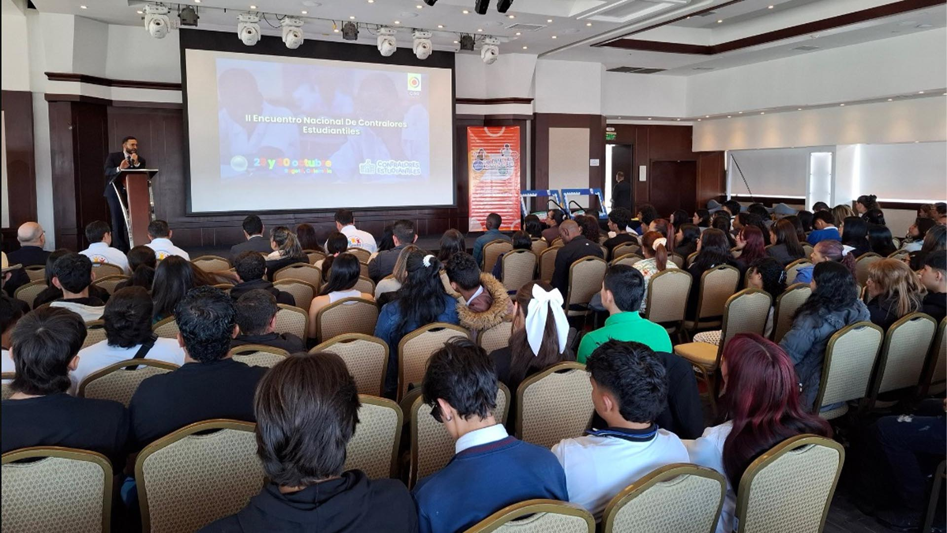 El Contralor de Bogotá, Julián Mauricio Ruiz, participó en el Segundo Encuentro Nacional de Contralores Estudiantiles, en el cual les envió un mensaje de apoyo y de acompañamiento permanente. “Ustedes son los primeros dolientes de los recursos públicos”, dijo el Contralor a los estudiantes de colegios y escuelas públicas.