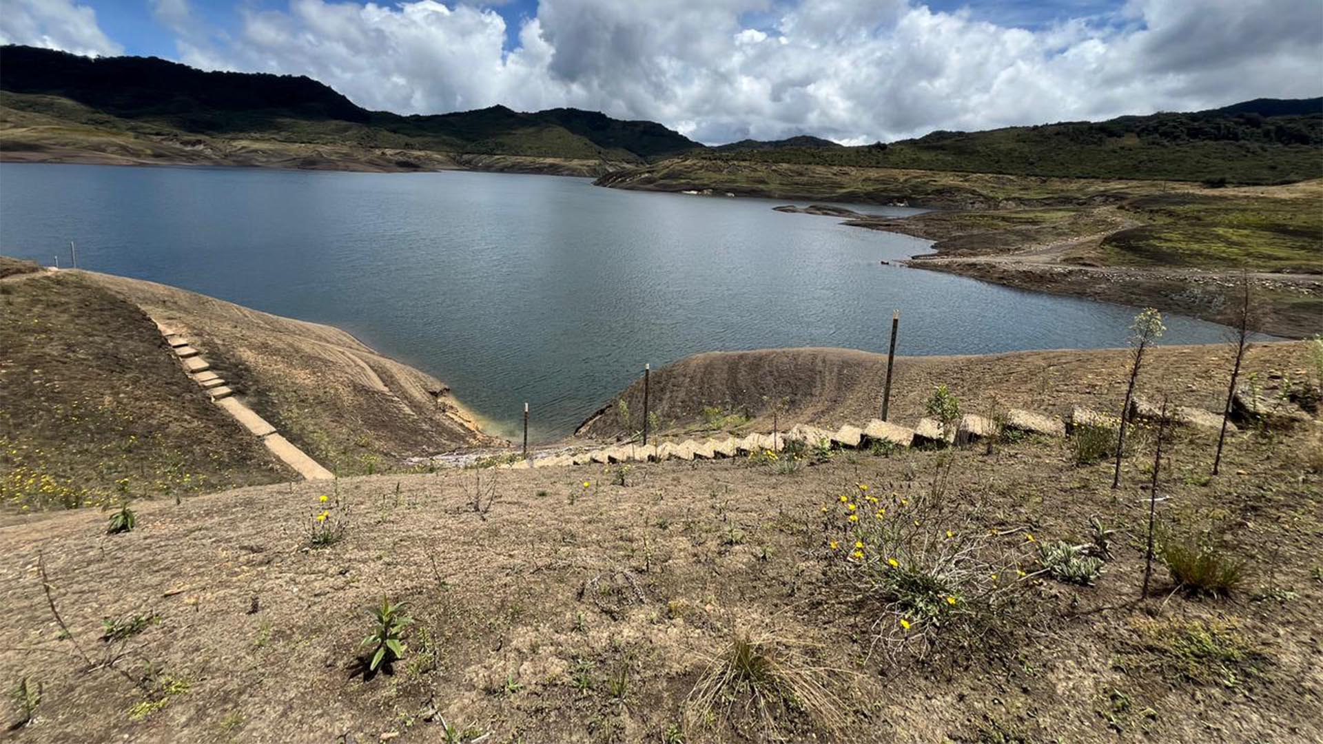 El Contralor Julián Ruiz, junto con el Alcalde Carlos Fernando Galán, la Veedora Adriana Herrera y el Personero Andrés Castro, recorrieron el Sistema Chingaza para constatar su estado actual. Allí los organismos de control de Bogotá y la Alcaldía acordaron trabajar coordinadamente en la búsqueda de soluciones para la escasez de agua en la ciudad.