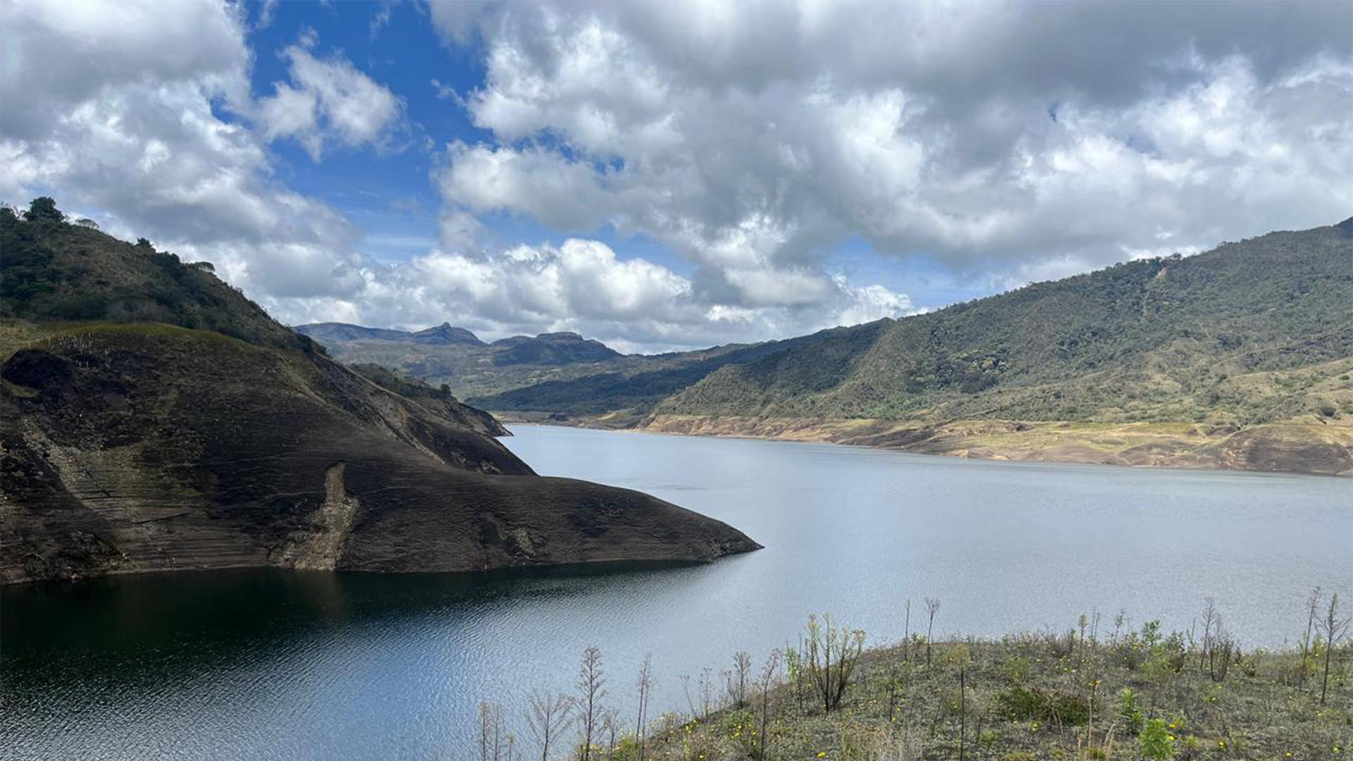 El Contralor Julián Ruiz, junto con el Alcalde Carlos Fernando Galán, la Veedora Adriana Herrera y el Personero Andrés Castro, recorrieron el Sistema Chingaza para constatar su estado actual. Allí los organismos de control de Bogotá y la Alcaldía acordaron trabajar coordinadamente en la búsqueda de soluciones para la escasez de agua en la ciudad.