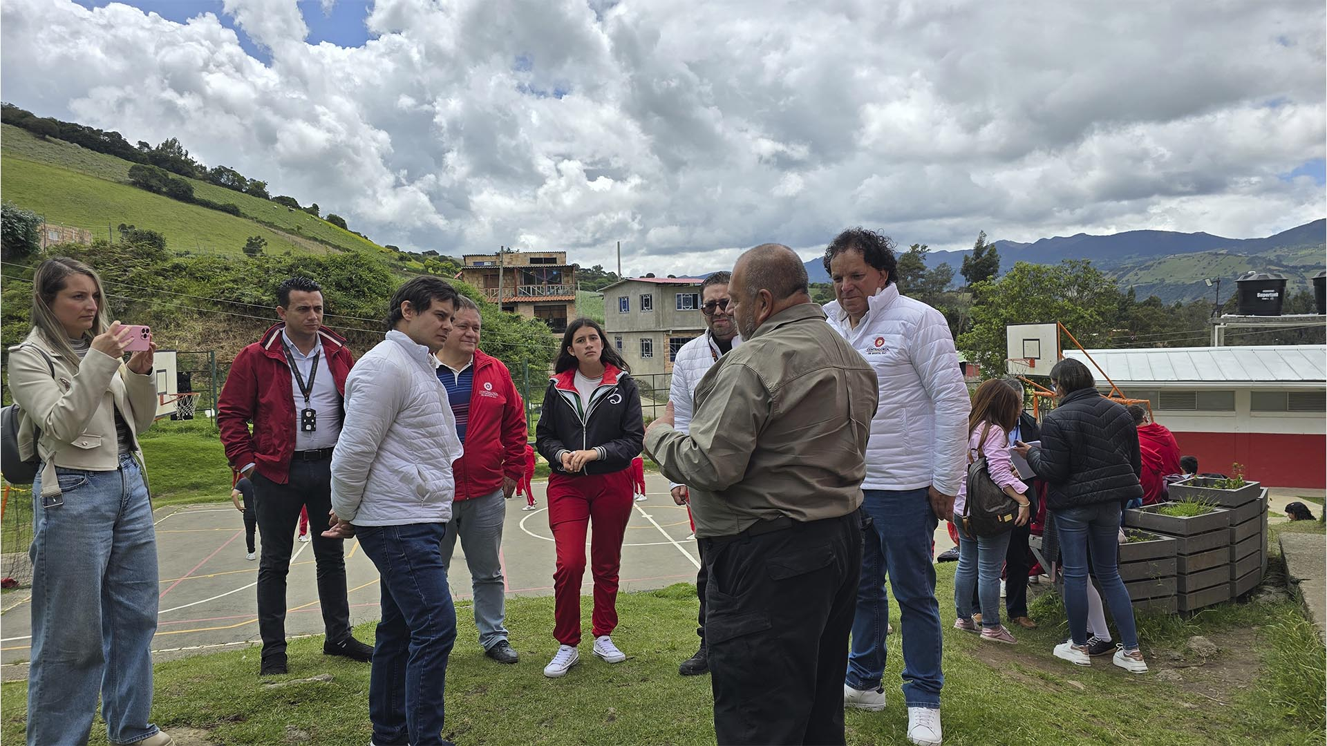 La Contraloría recorrió la Localidad de Usme, para verificar el avance de sus obras más importantes y escuchar a la comunidad. Durante la visita, se inspeccionaron proyectos de malla vial en los barrios Antonio José de Sucre y Villa Alemania, y también se atendieron las preocupaciones de la comunidad académica del Colegio Distrital El Uval.