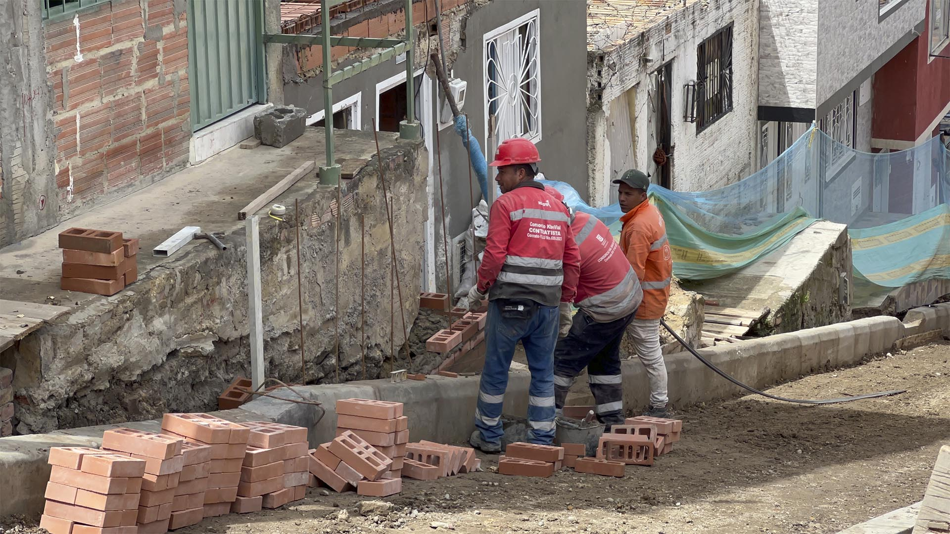 La Contraloría recorrió la Localidad de Usme, para verificar el avance de sus obras más importantes y escuchar a la comunidad. Durante la visita, se inspeccionaron proyectos de malla vial en los barrios Antonio José de Sucre y Villa Alemania, y también se atendieron las preocupaciones de la comunidad académica del Colegio Distrital El Uval.