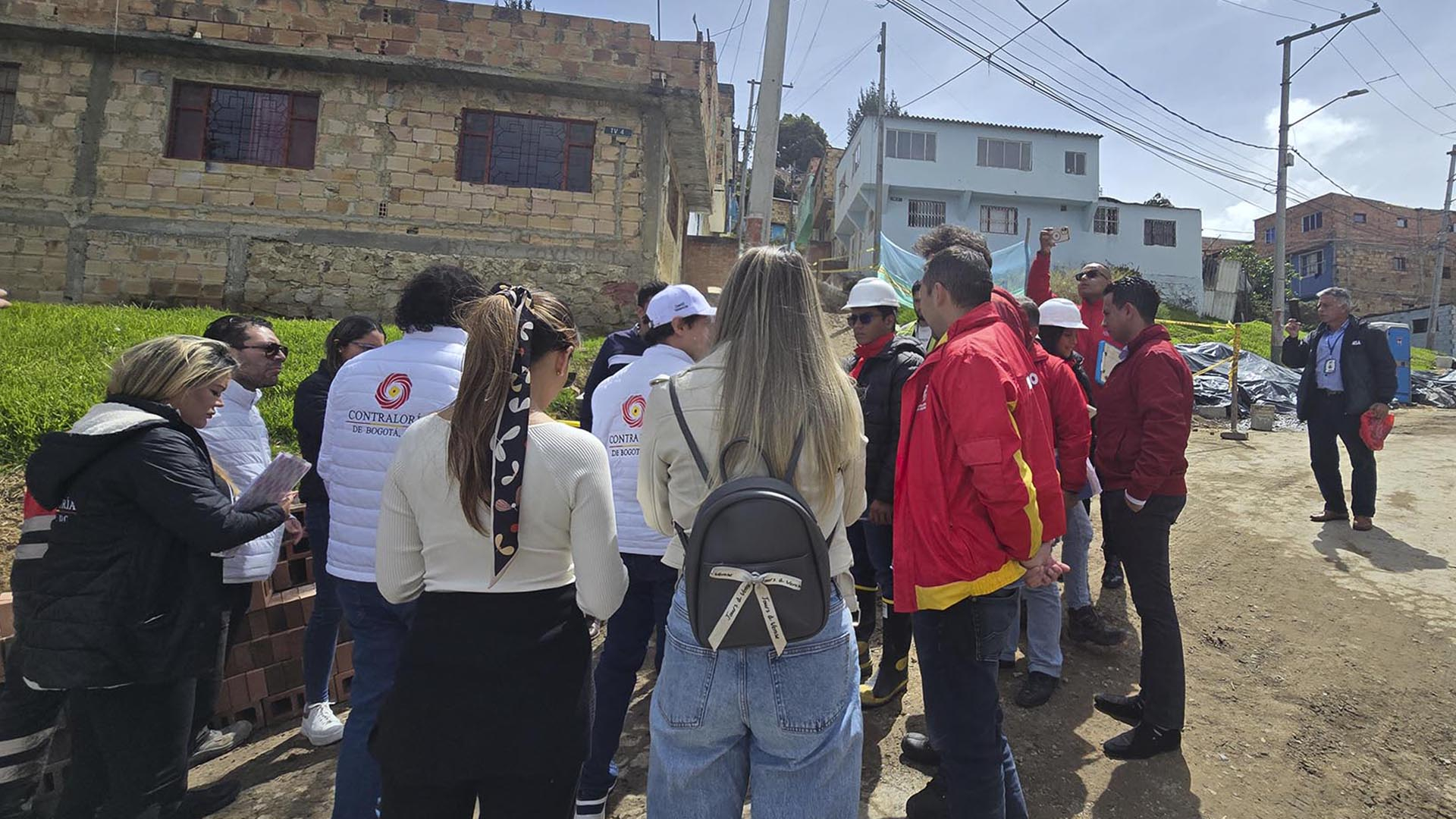 La Contraloría recorrió la Localidad de Usme, para verificar el avance de sus obras más importantes y escuchar a la comunidad. Durante la visita, se inspeccionaron proyectos de malla vial en los barrios Antonio José de Sucre y Villa Alemania, y también se atendieron las preocupaciones de la comunidad académica del Colegio Distrital El Uval.