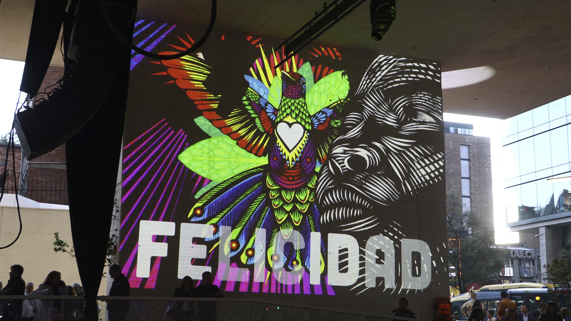 ¡Buenas noticias para Bogotá! El control fiscal al Centro Felicidad (CEFE) Chapinero, ejercido bajo el programa ‘Vamos a la Obra’, consiguió la finalización y apertura de este lugar que beneficiará a mas de un millón de personas y que consta de polideportivo, piscinas, auditorio y restaurantes. El Contralor de Bogotá, Julián Ruiz, asistió al acto de apertura con el Alcalde, Carlos Fernando Galán.