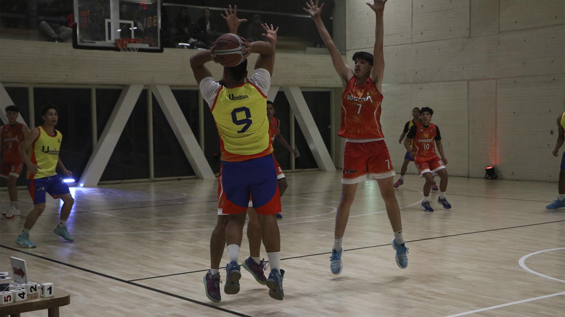 ¡Buenas noticias para Bogotá! El control fiscal al Centro Felicidad (CEFE) Chapinero, ejercido bajo el programa ‘Vamos a la Obra’, consiguió la finalización y apertura de este lugar que beneficiará a mas de un millón de personas y que consta de polideportivo, piscinas, auditorio y restaurantes. El Contralor de Bogotá, Julián Ruiz, asistió al acto de apertura con el Alcalde, Carlos Fernando Galán.