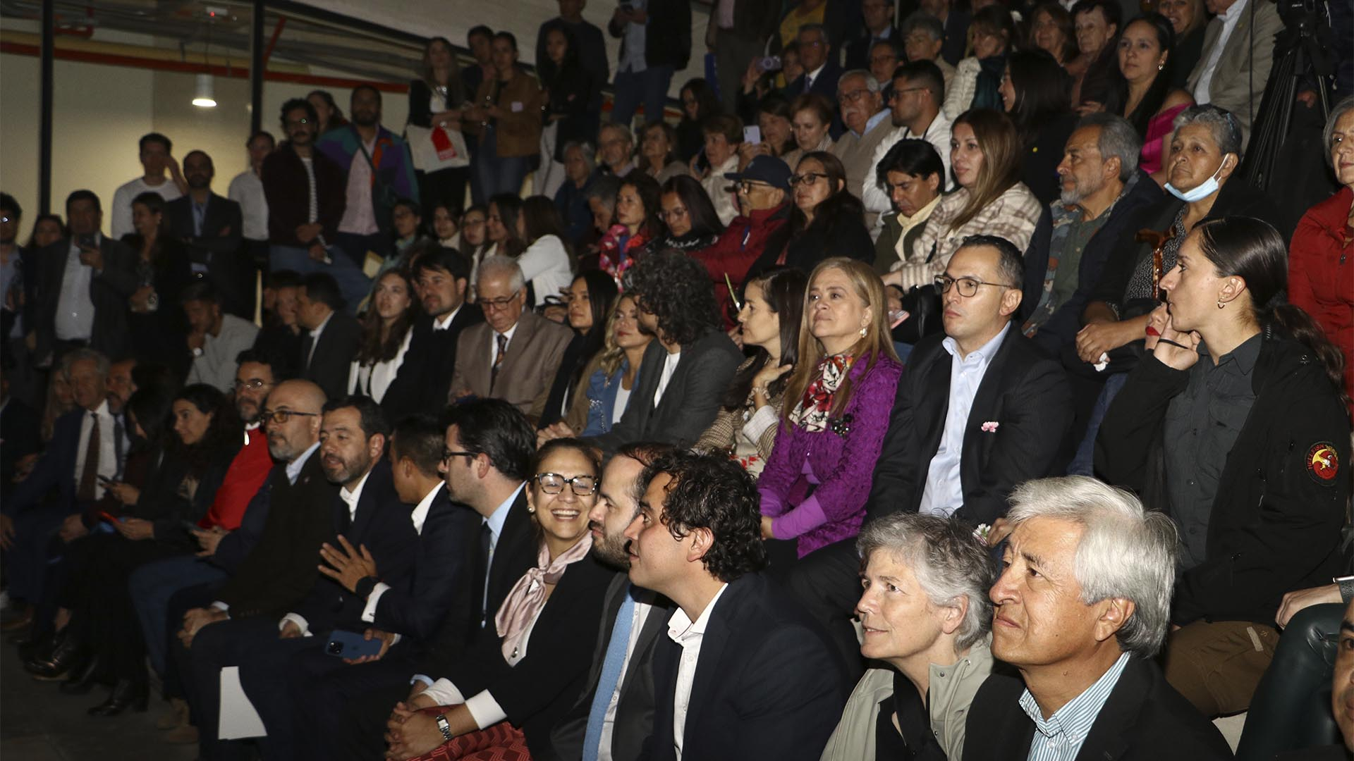 ¡Buenas noticias para Bogotá! El control fiscal al Centro Felicidad (CEFE) Chapinero, ejercido bajo el programa ‘Vamos a la Obra’, consiguió la finalización y apertura de este lugar que beneficiará a mas de un millón de personas y que consta de polideportivo, piscinas, auditorio y restaurantes. El Contralor de Bogotá, Julián Ruiz, asistió al acto de apertura con el Alcalde, Carlos Fernando Galán.