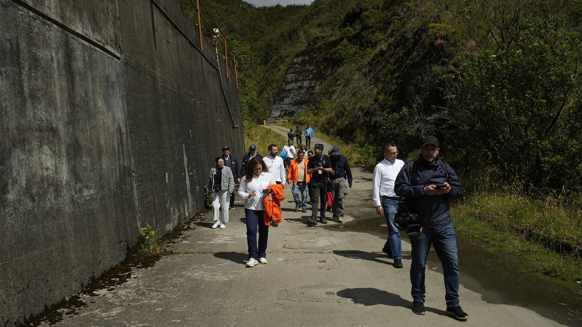 El Contralor Julián Ruiz, junto con el Alcalde Carlos Fernando Galán, la Veedora Adriana Herrera y el Personero Andrés Castro, recorrieron el Sistema Chingaza para constatar su estado actual. Allí los organismos de control de Bogotá y la Alcaldía acordaron trabajar coordinadamente en la búsqueda de soluciones para la escasez de agua en la ciudad.