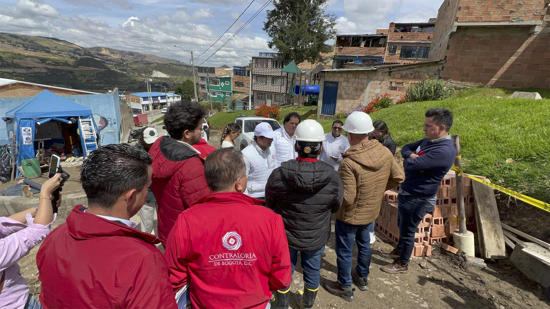 La Contraloría recorrió la Localidad de Usme, para verificar el avance de sus obras más importantes y escuchar a la comunidad. Durante la visita, se inspeccionaron proyectos de malla vial en los barrios Antonio José de Sucre y Villa Alemania, y también se atendieron las preocupaciones de la comunidad académica del Colegio Distrital El Uval.