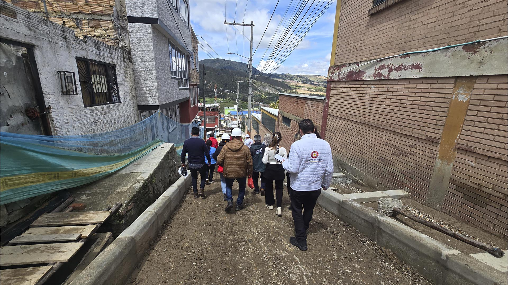 La Contraloría recorrió la Localidad de Usme, para verificar el avance de sus obras más importantes y escuchar a la comunidad. Durante la visita, se inspeccionaron proyectos de malla vial en los barrios Antonio José de Sucre y Villa Alemania, y también se atendieron las preocupaciones de la comunidad académica del Colegio Distrital El Uval.