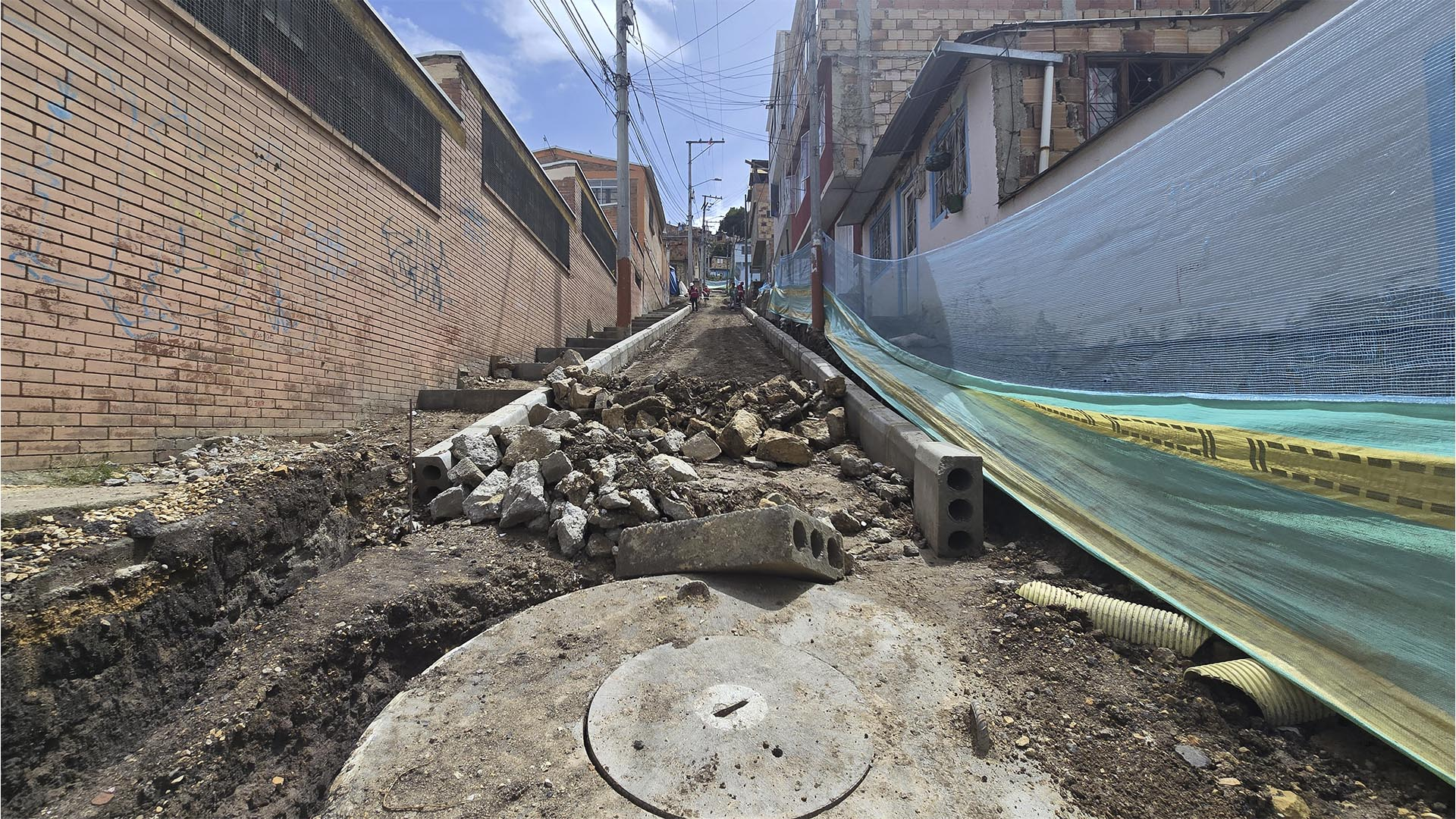 La Contraloría recorrió la Localidad de Usme, para verificar el avance de sus obras más importantes y escuchar a la comunidad. Durante la visita, se inspeccionaron proyectos de malla vial en los barrios Antonio José de Sucre y Villa Alemania, y también se atendieron las preocupaciones de la comunidad académica del Colegio Distrital El Uval.