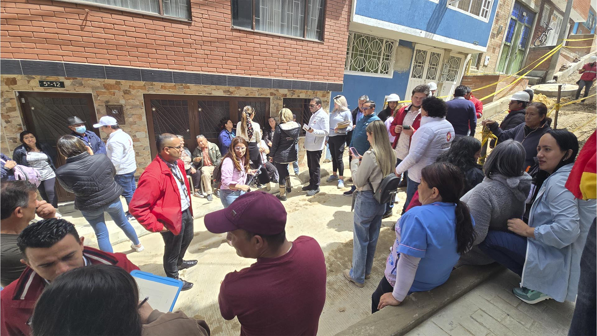La Contraloría recorrió la Localidad de Usme, para verificar el avance de sus obras más importantes y escuchar a la comunidad. Durante la visita, se inspeccionaron proyectos de malla vial en los barrios Antonio José de Sucre y Villa Alemania, y también se atendieron las preocupaciones de la comunidad académica del Colegio Distrital El Uval.