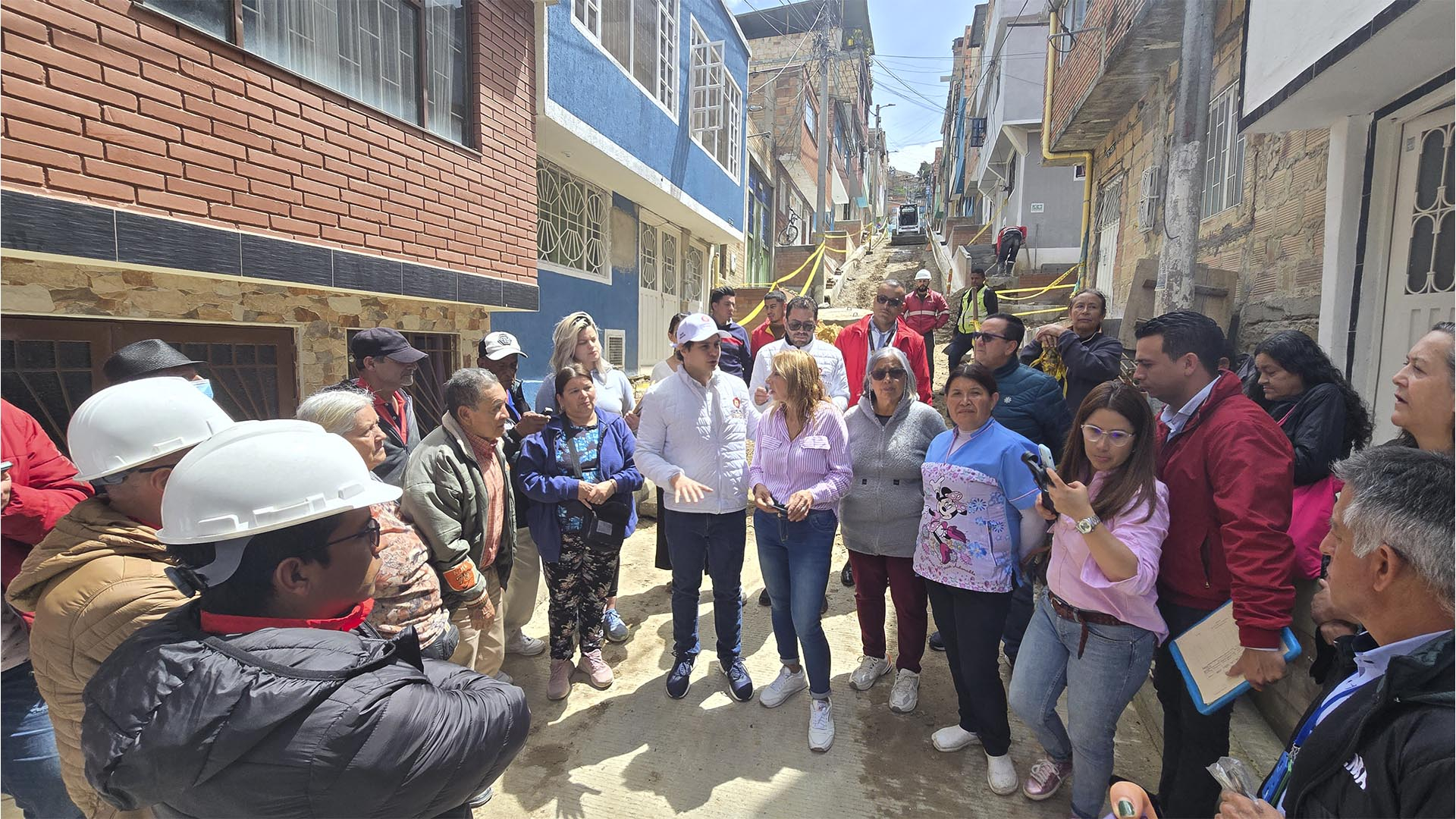 La Contraloría recorrió la Localidad de Usme, para verificar el avance de sus obras más importantes y escuchar a la comunidad. Durante la visita, se inspeccionaron proyectos de malla vial en los barrios Antonio José de Sucre y Villa Alemania, y también se atendieron las preocupaciones de la comunidad académica del Colegio Distrital El Uval.