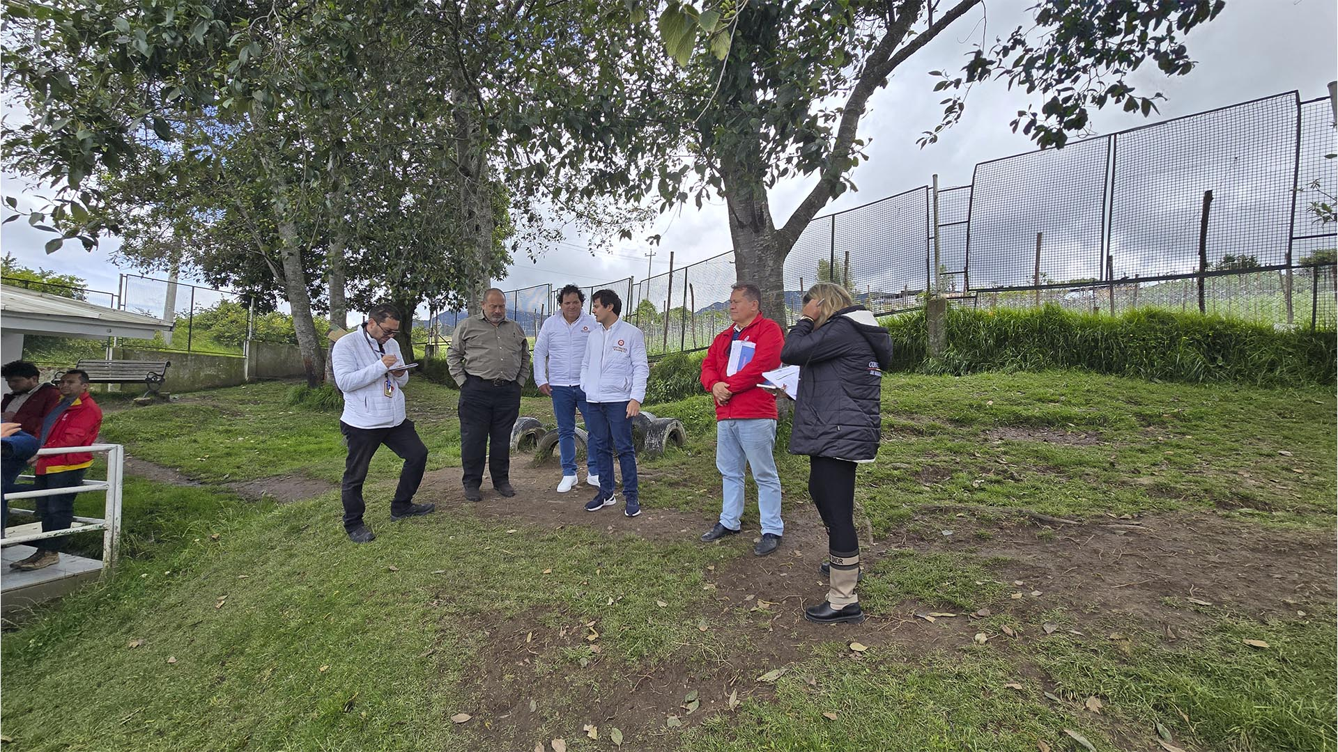 La Contraloría recorrió la Localidad de Usme, para verificar el avance de sus obras más importantes y escuchar a la comunidad. Durante la visita, se inspeccionaron proyectos de malla vial en los barrios Antonio José de Sucre y Villa Alemania, y también se atendieron las preocupaciones de la comunidad académica del Colegio Distrital El Uval.